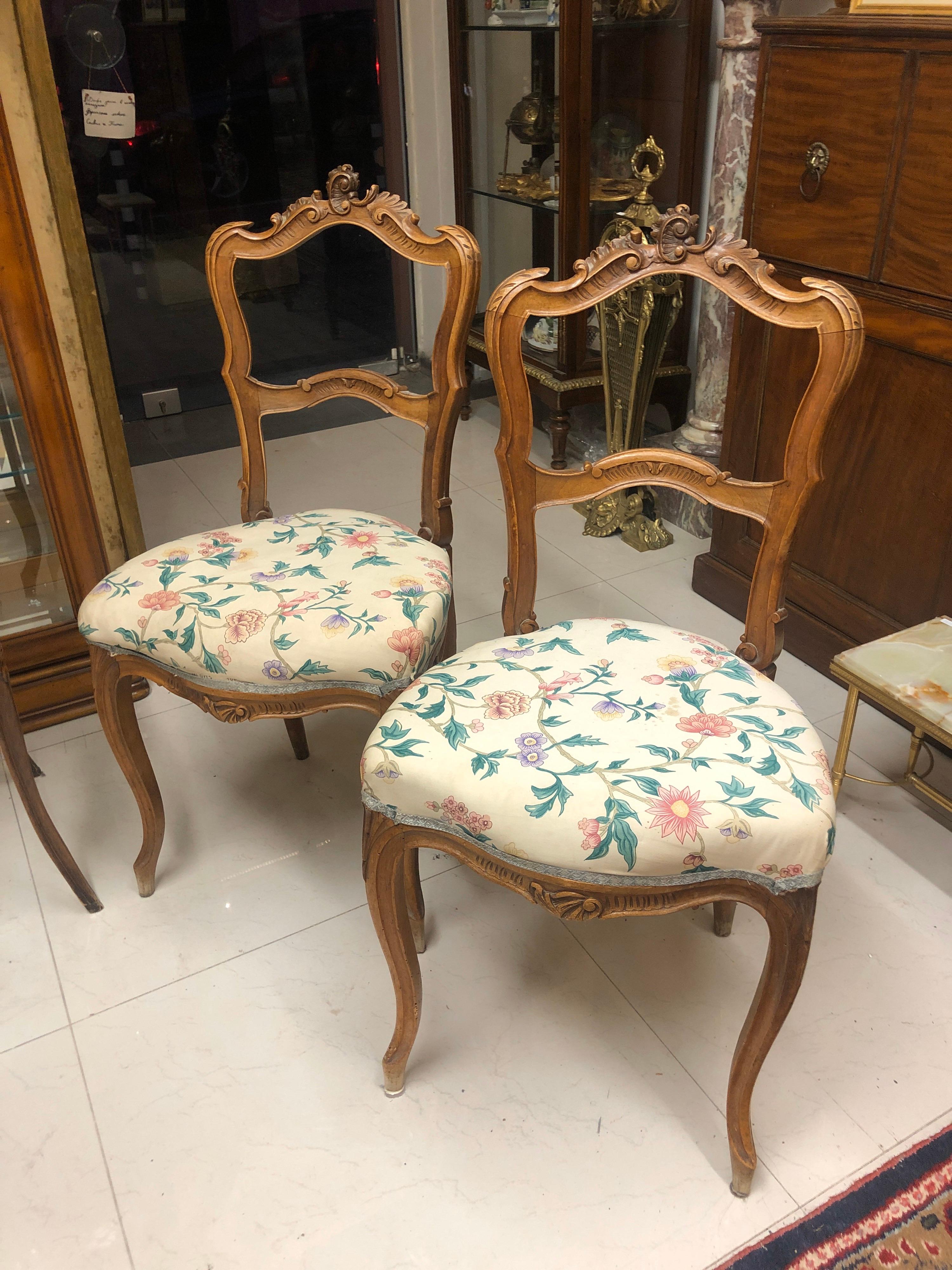 Französische handgeschnitzte Stühle aus Nussbaumholz im Louis XV.-Stil des 19. Jahrhunderts im Angebot 1