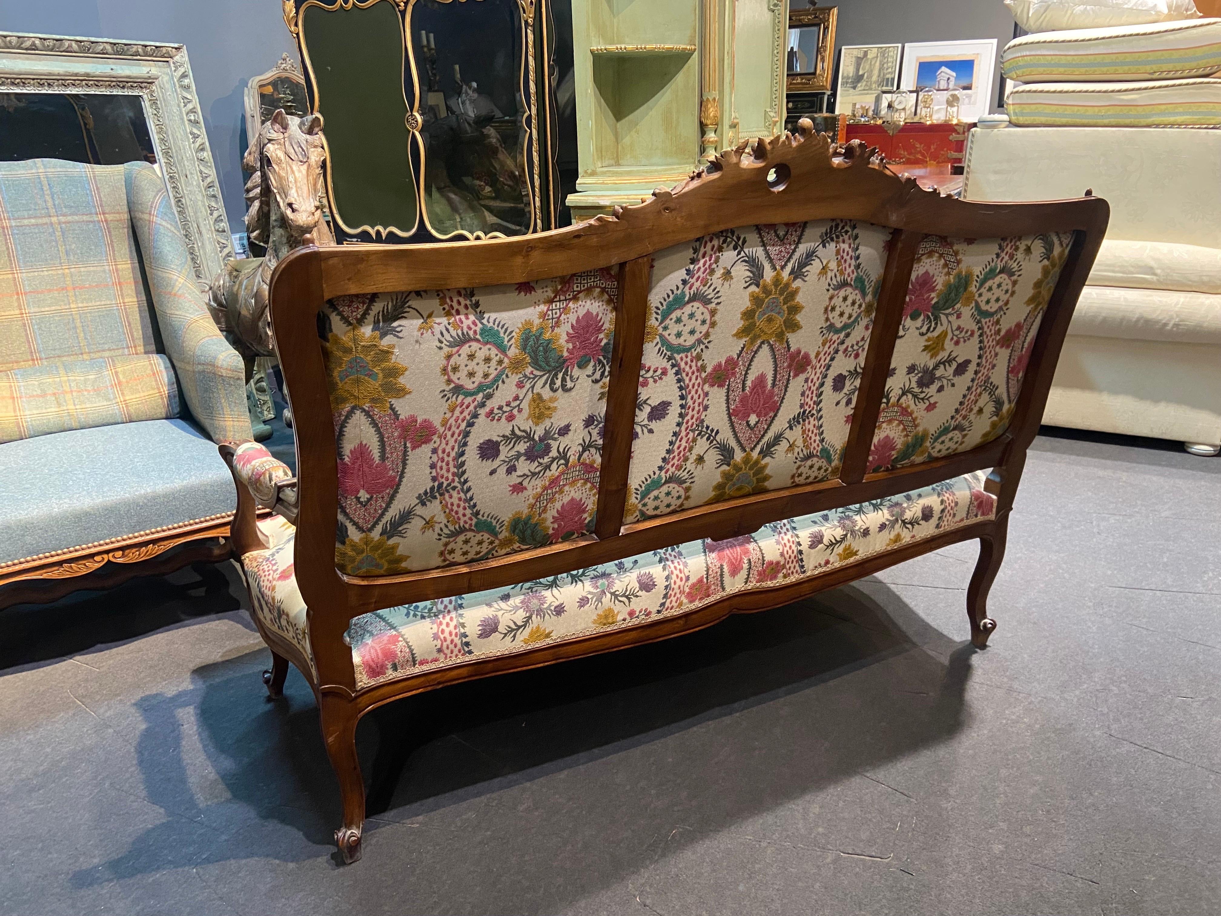 19th Century French Walnut Hand Carved Three Seated Canapé Louis XV For Sale 2