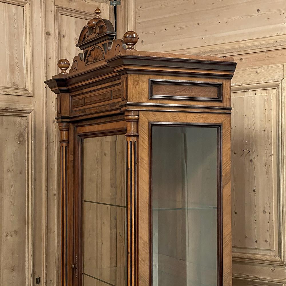 Libreria in noce francese del XIX secolo HENRY II ~ Armoire da esposizione in vendita 9