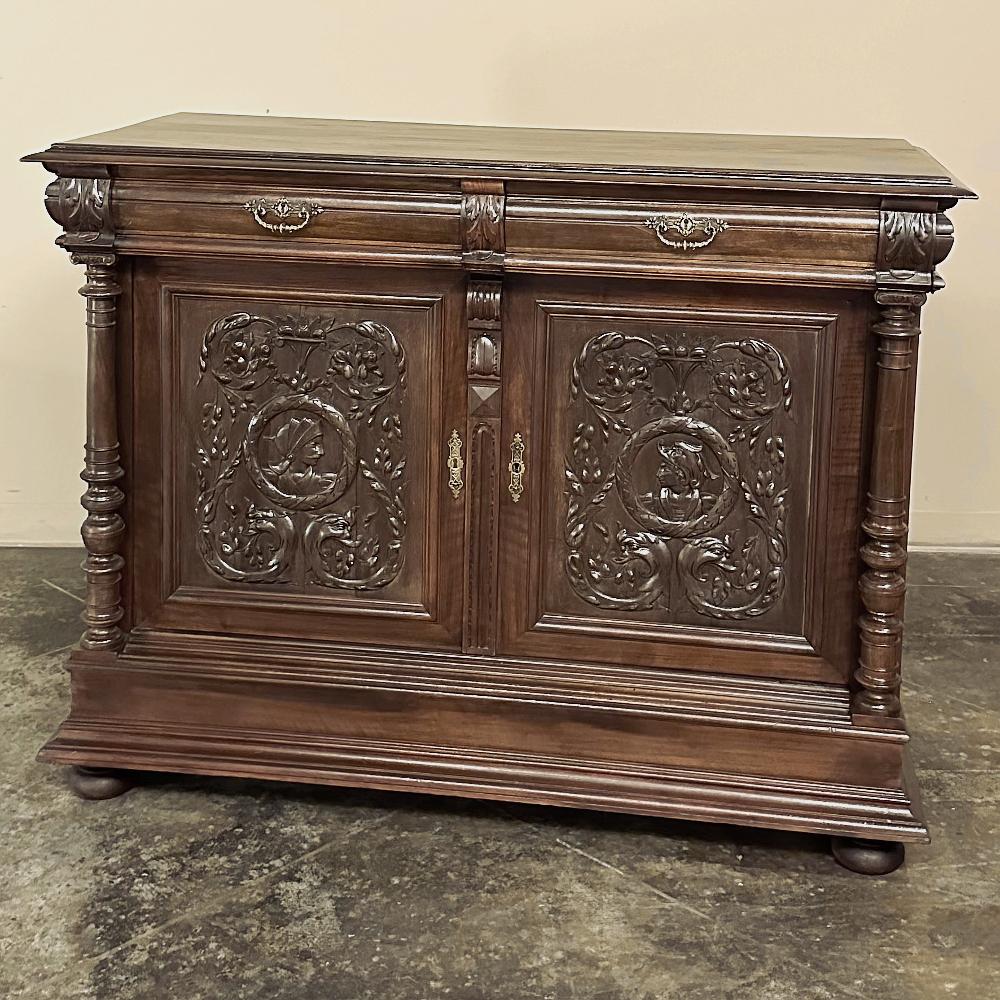 Il buffet francese in noce Henri II del XIX secolo è una raffinata espressione del Rinascimento e in questo esempio combina l'architettura neoclassica ispirata agli antichi greci e romani con abbellimenti che ricordano gli anni di gloria di Da Vinci