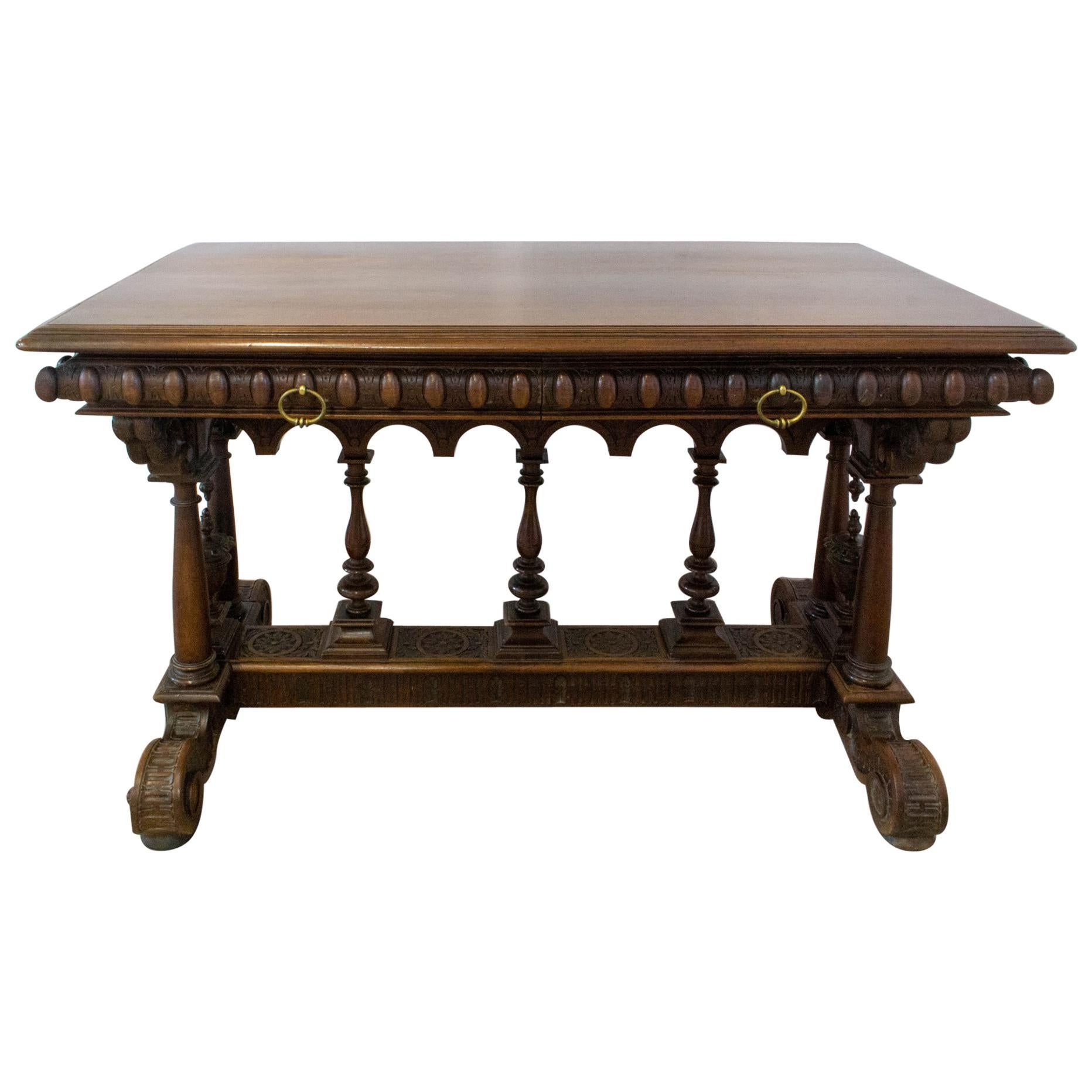 Table ou bureau français du 19ème siècle en noyer Henri II