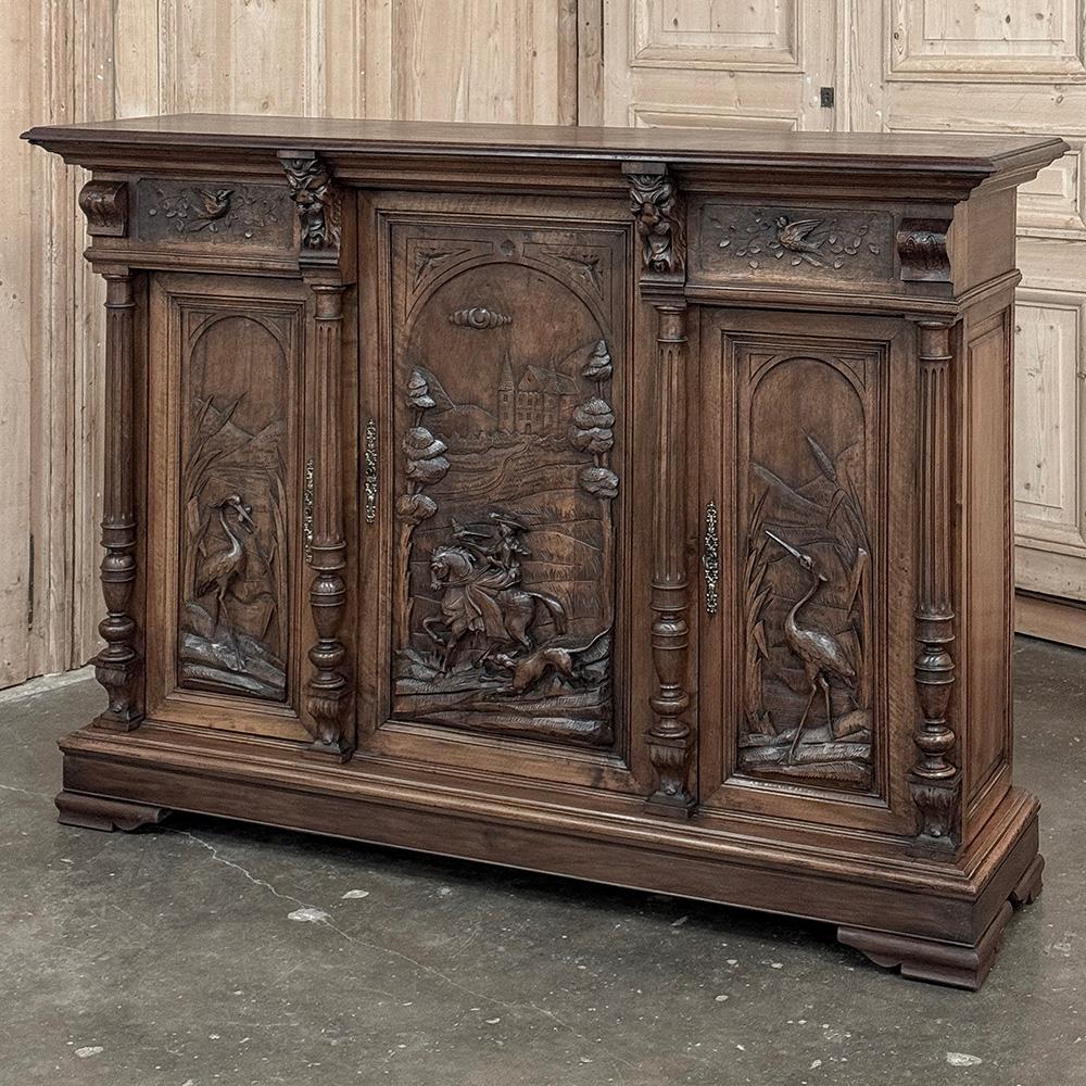 Buffet di caccia in noce francese del XIX secolo ~ Il mobile sarà un eccellente centrotavola per un arredamento maschile!  Realizzato a mano e scolpito in pregiato noce francese, presenta un piano con pannelli e tavole modellate in modo audace con