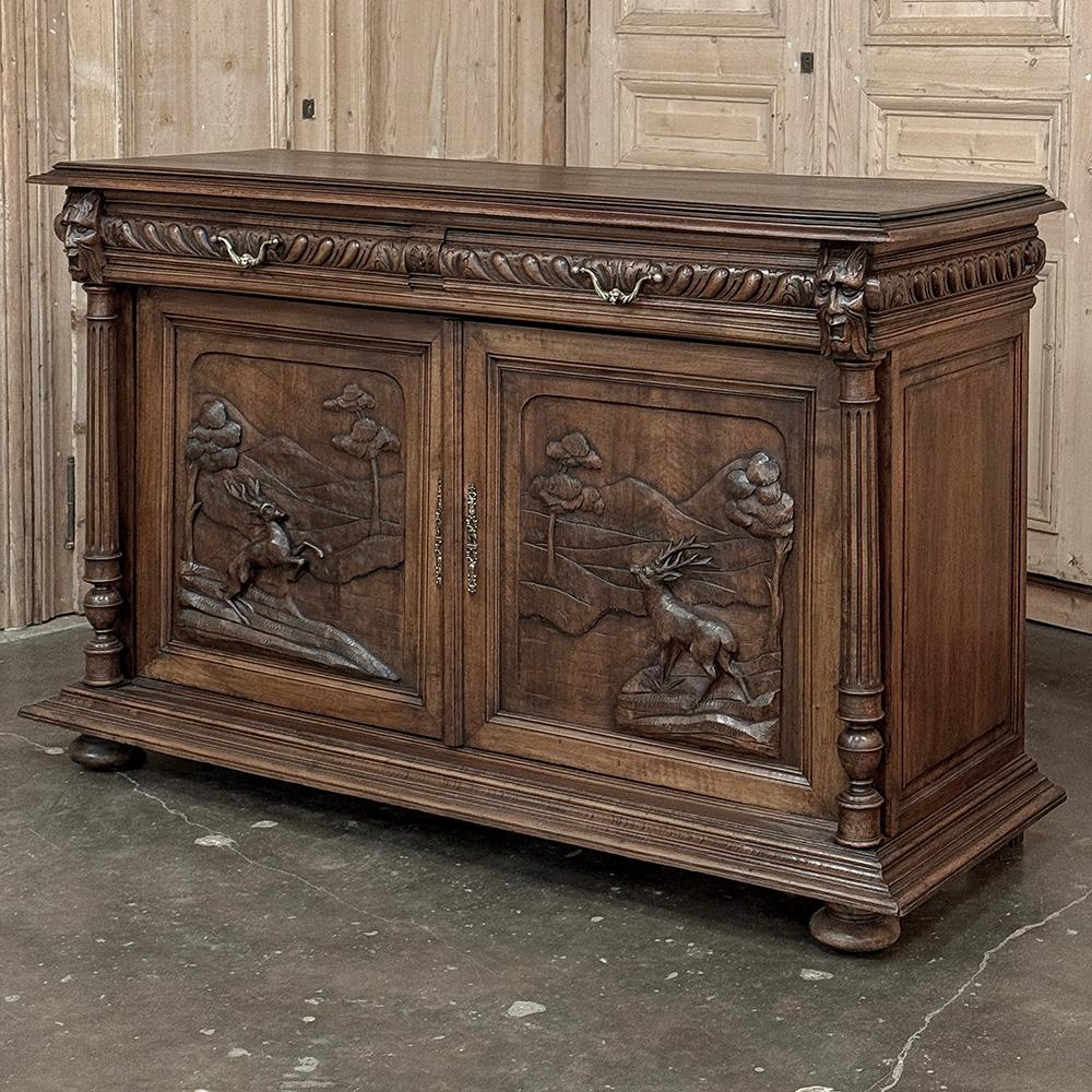 Buffet di caccia in noce francese del XIX secolo ~ Credenza sarà un eccellente centrotavola per un arredamento maschile!  Realizzato a mano e scolpito in pregiato noce francese, presenta un piano audacemente modellato con un cassetto superiore