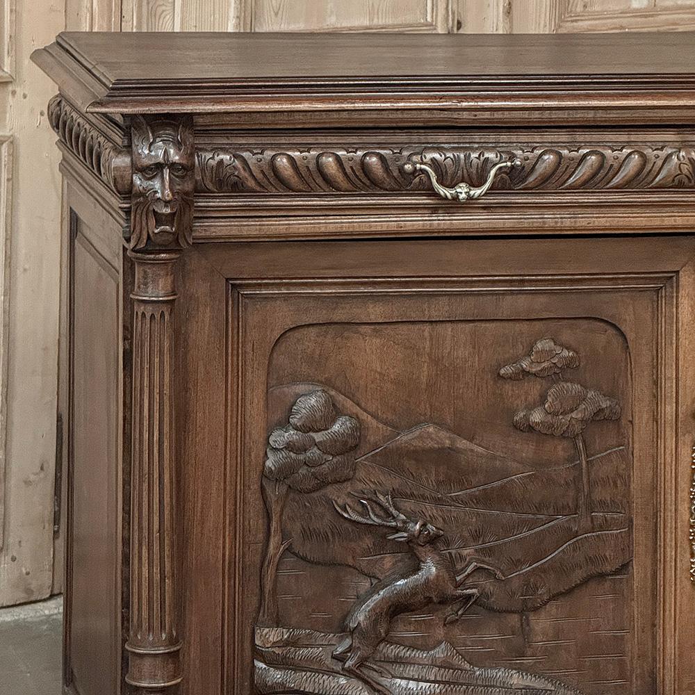Intagliato a mano Buffet di caccia in noce francese del XIX secolo ~ Credenza in vendita