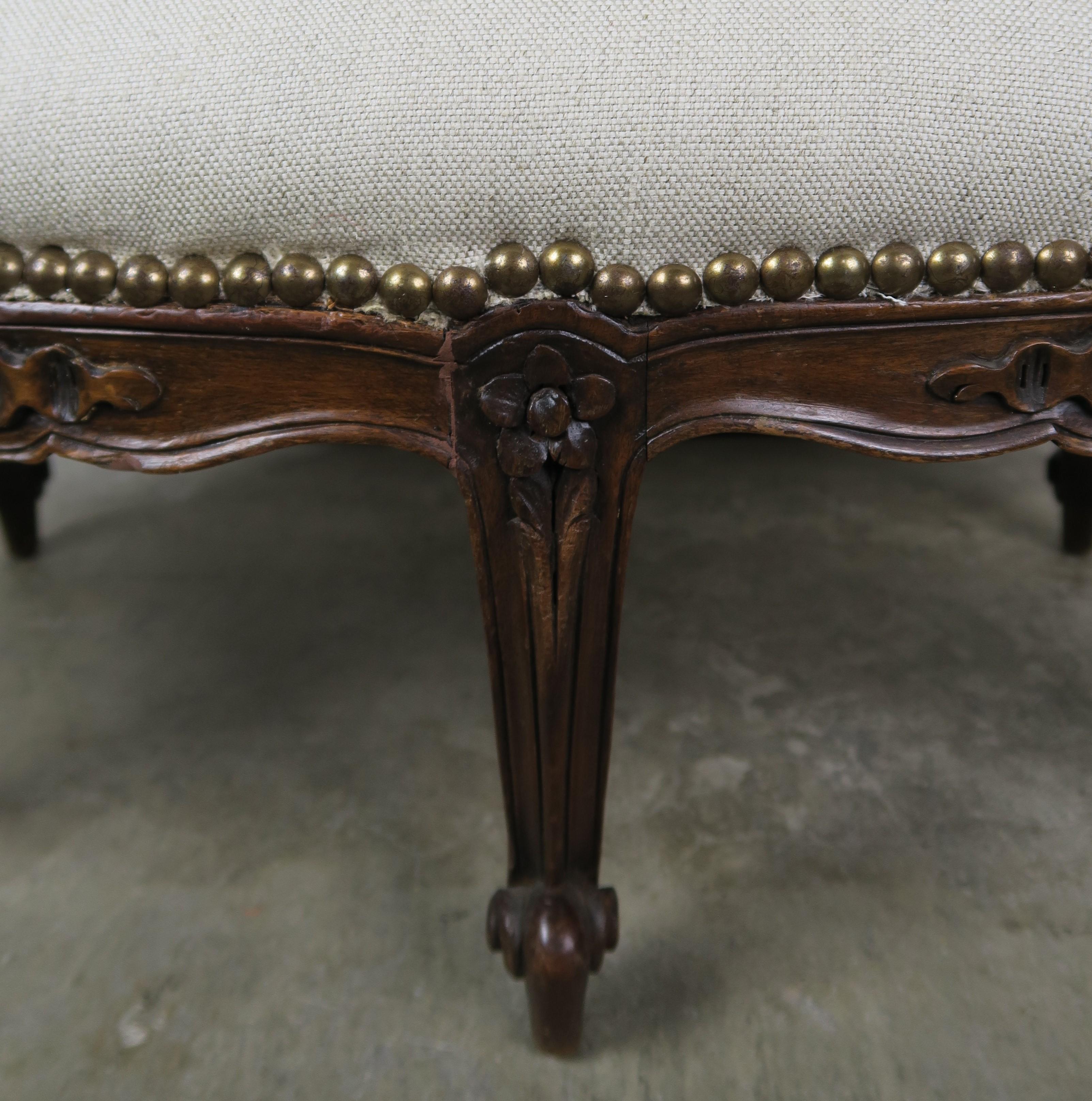 19th Century French Walnut Linen Footstool (Handgeschnitzt)
