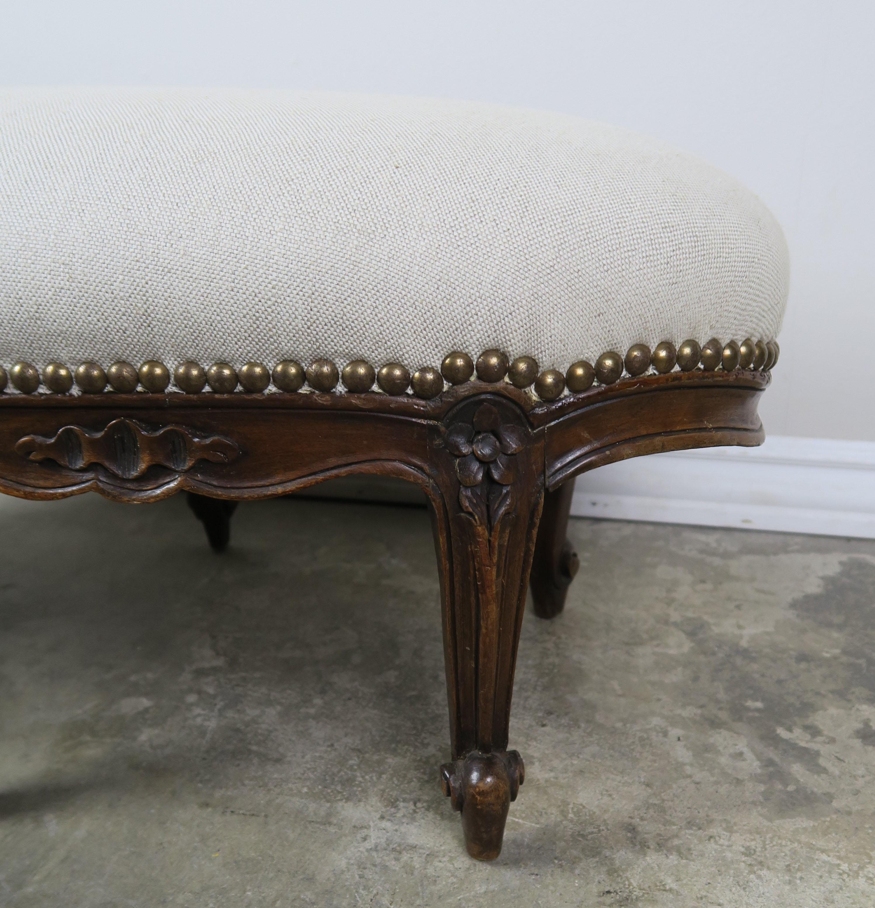 19th Century French Walnut Linen Footstool im Zustand „Starke Gebrauchsspuren“ in Los Angeles, CA