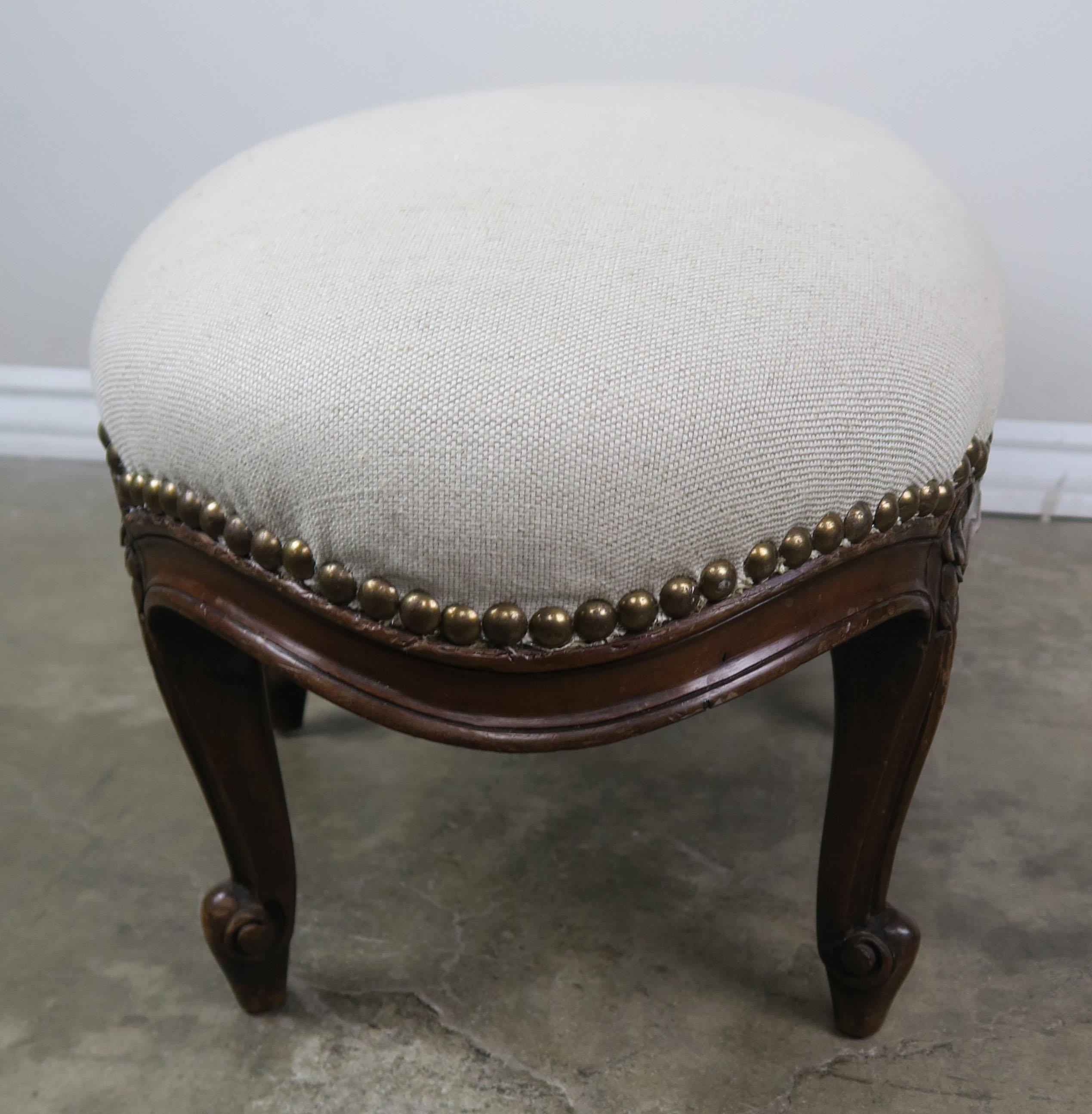19th Century French Walnut Linen Footstool (19. Jahrhundert)