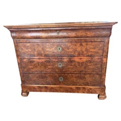Commode Louis Philippe du 19ème siècle en noyer français avec placage de noyer