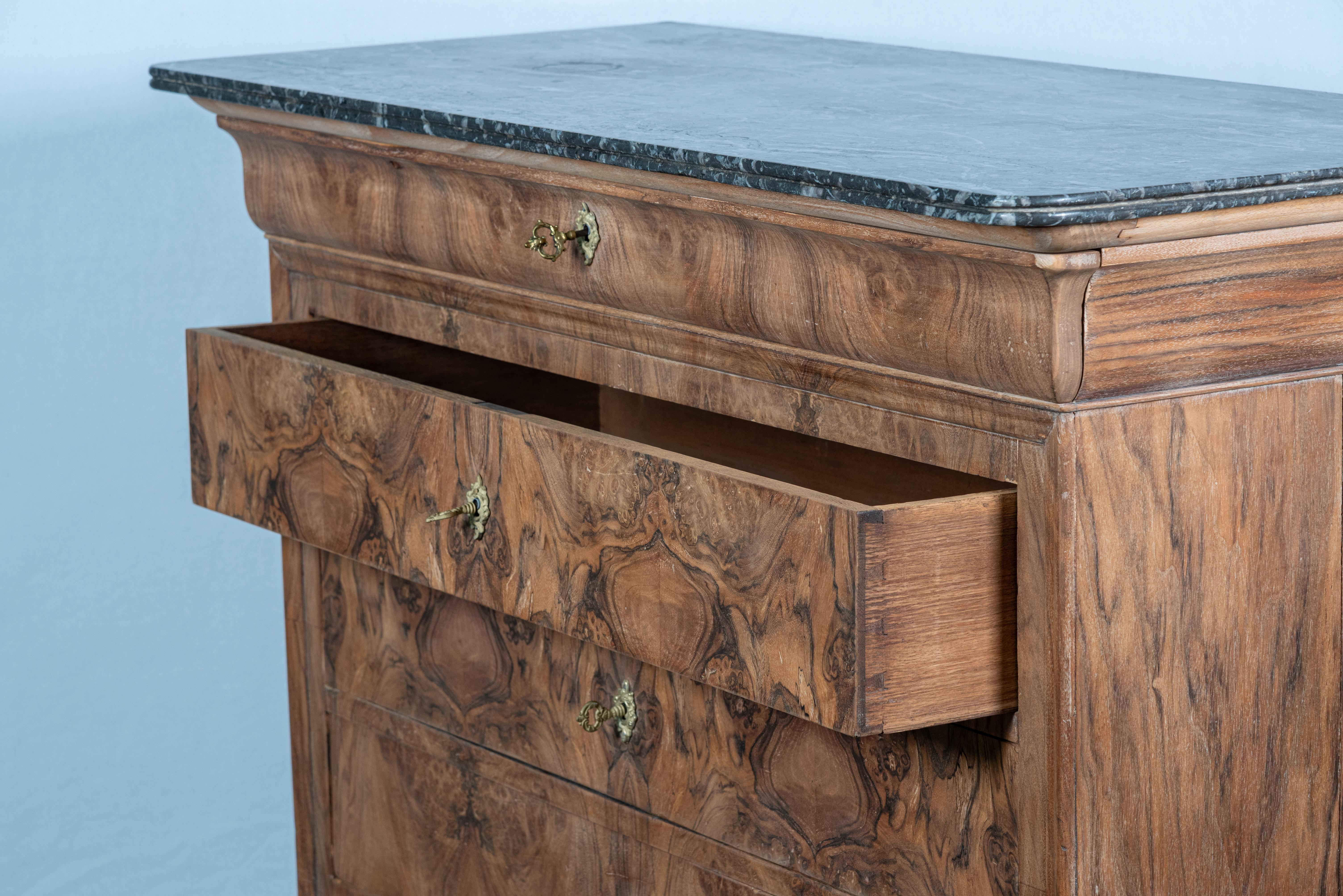 Luigi Filippo Commode francese in noce Louis Philippe del XIX secolo in vendita