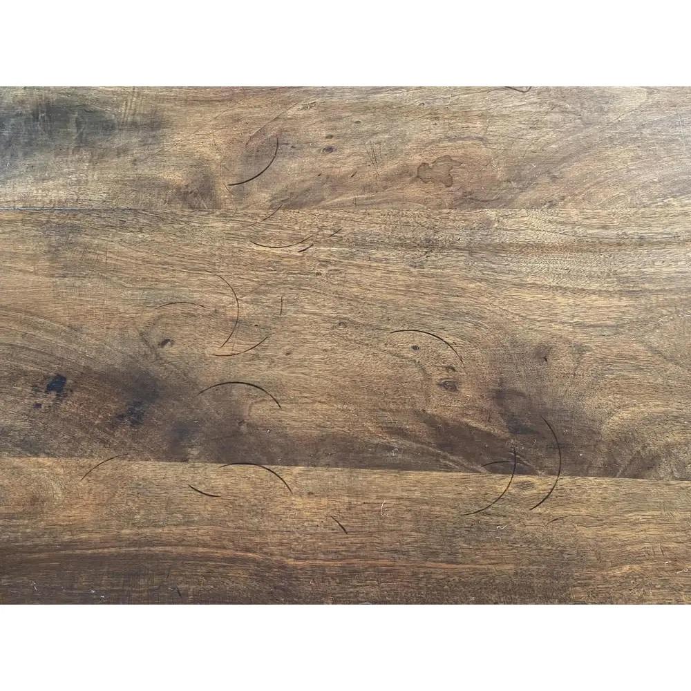 Cassettone Luigi XVI realizzato a mano in Francia alla fine del 1700 in noce e decorato con semplici finiture ebanizzate e forme romboidali sui frontali dei cassetti. La commode presenta linee molto dritte e tre cassetti incassati, tutti con