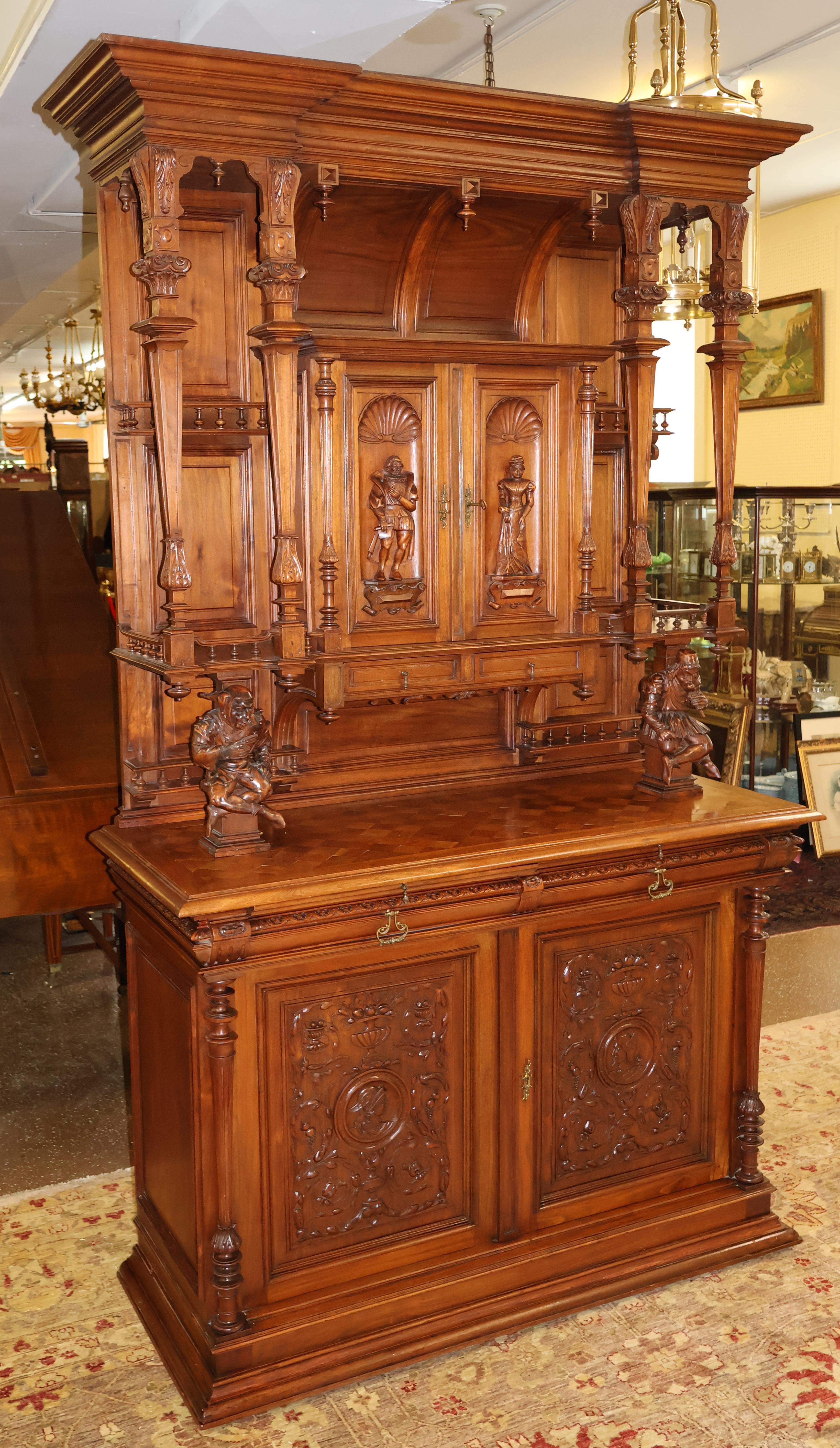 Francese Mobile buffet francese del XIX secolo in noce neo-rinascimentale Attr a Fourdinois in vendita