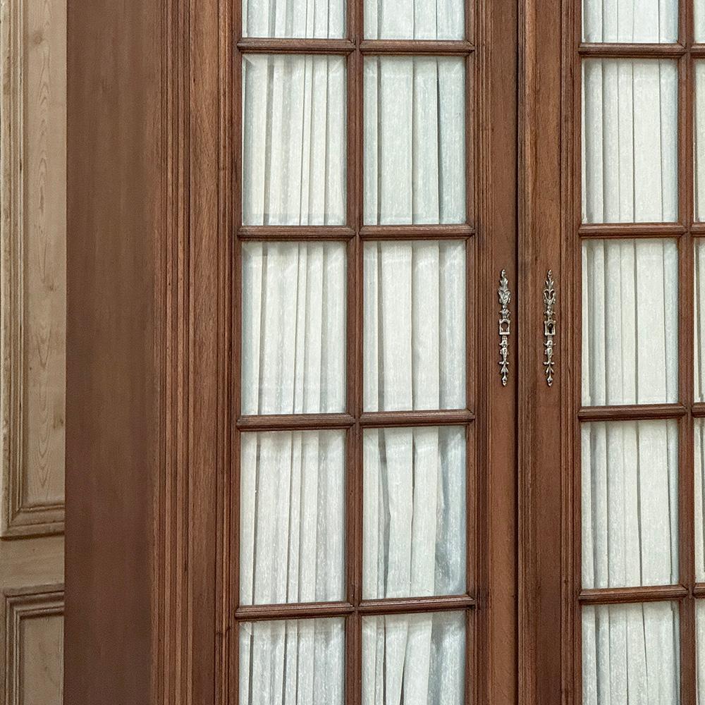 Libreria neoclassica in noce francese del XIX secolo In condizioni buone in vendita a Dallas, TX