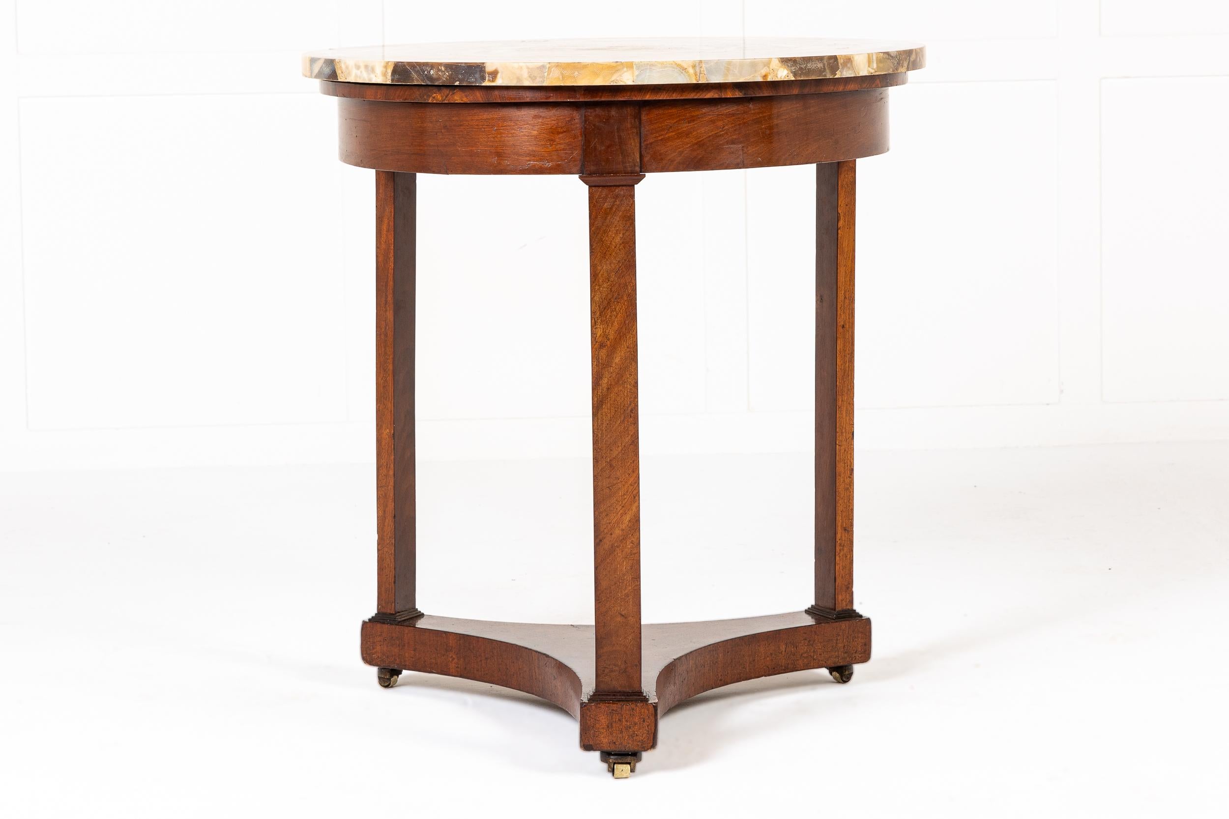 Guéridon ou table d'appoint en noyer français du XIXe siècle, avec plateau en albâtre plus tardif, d'une qualité exceptionnelle.

La table a une base tripartite en forme de plate-forme, reliant trois pieds à section carrée qui rejoignent la frise