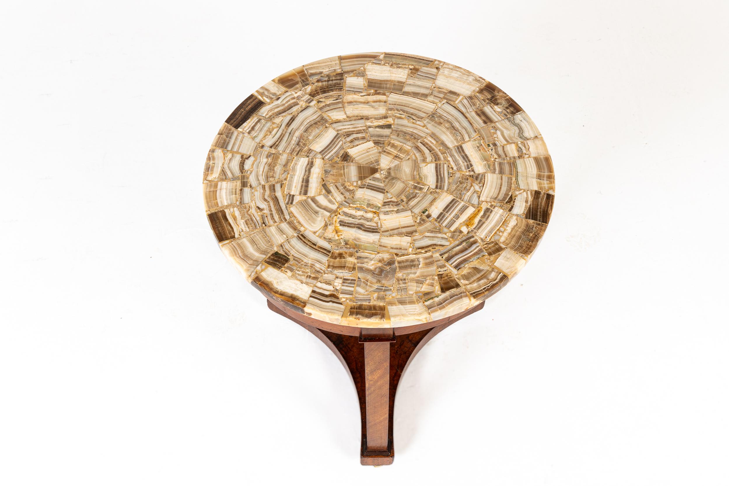 Table d'appoint en noyer français du XIXe siècle en vente 3