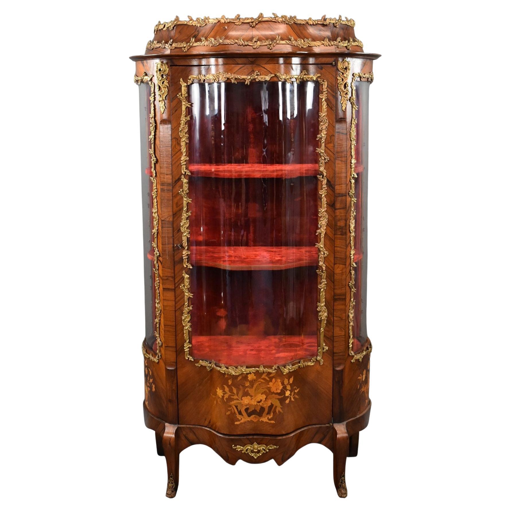 Armadio vitreo francese del XIX secolo in legno di noce e ormolatura in vendita