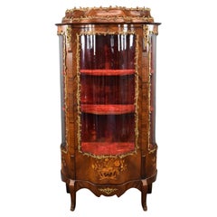 Armadio vitreo francese del XIX secolo in legno di noce e ormolatura
