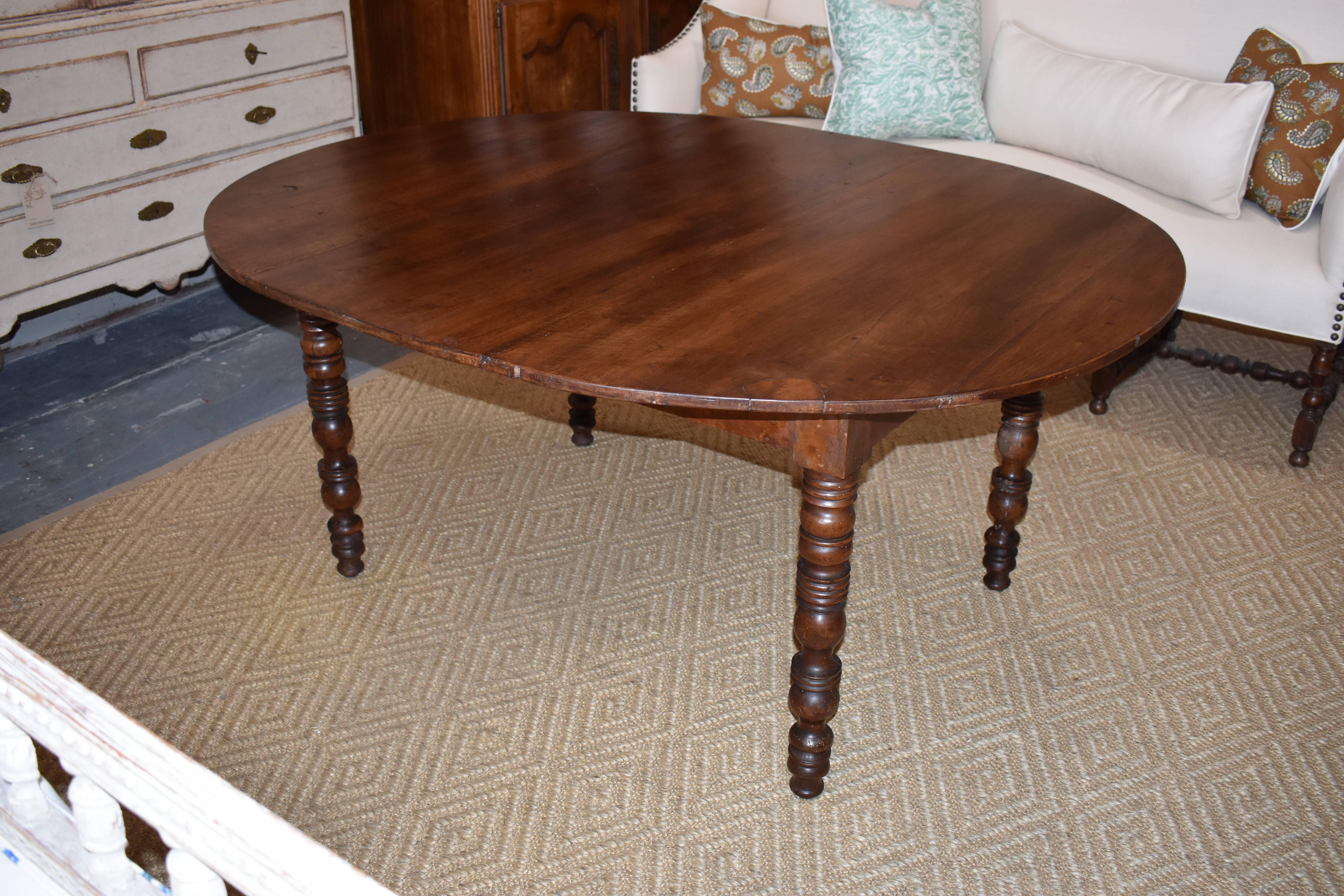 19th Century French Walnut Oval Dining Table For Sale 8
