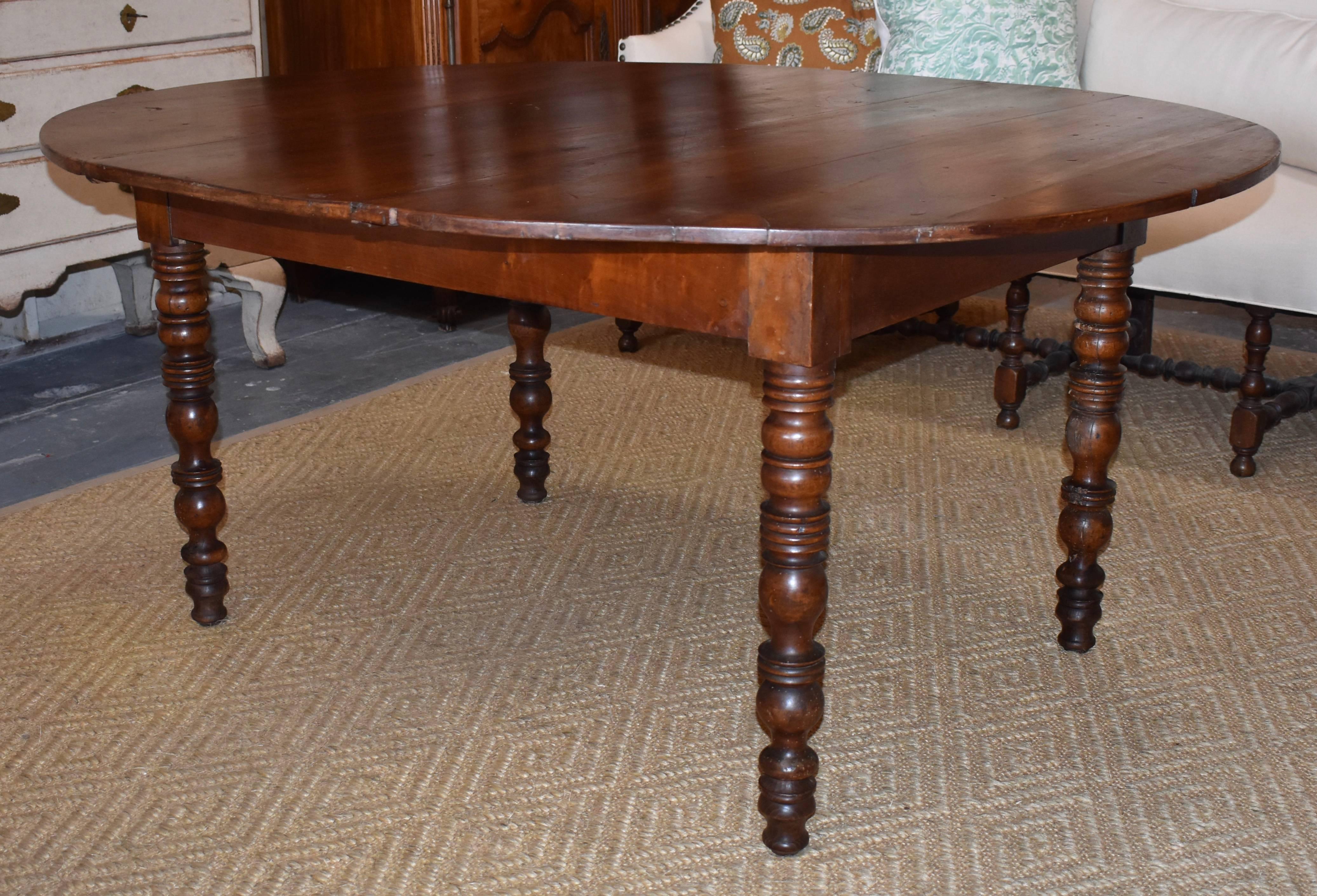 19th Century French Walnut Oval Dining Table For Sale 9