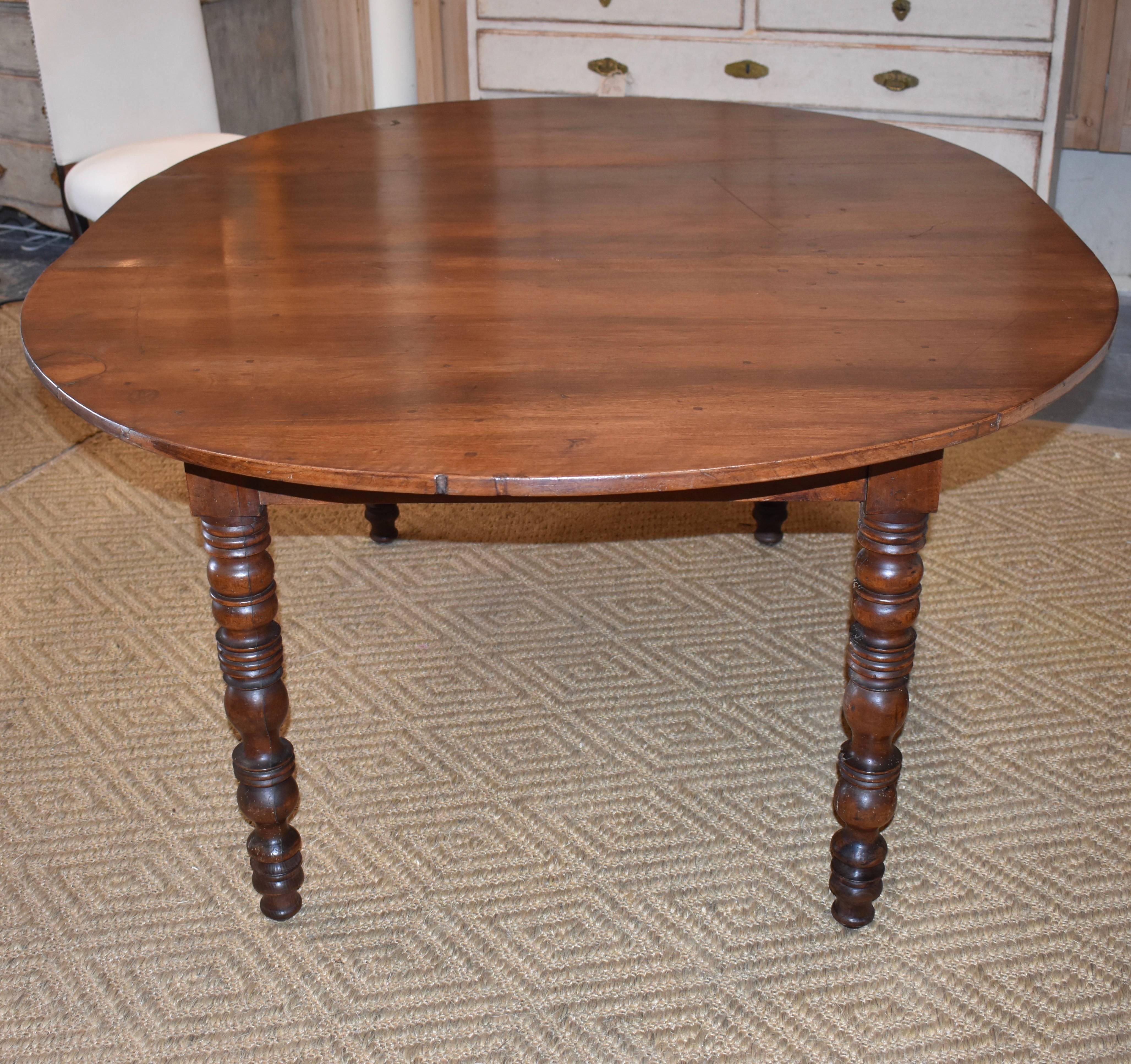 Beautiful early 19th century French walnut oval dining table. Great aged walnut patina with lovely hand turned legs. Terrific size for kitchen or small area dining. Apron height 24.5