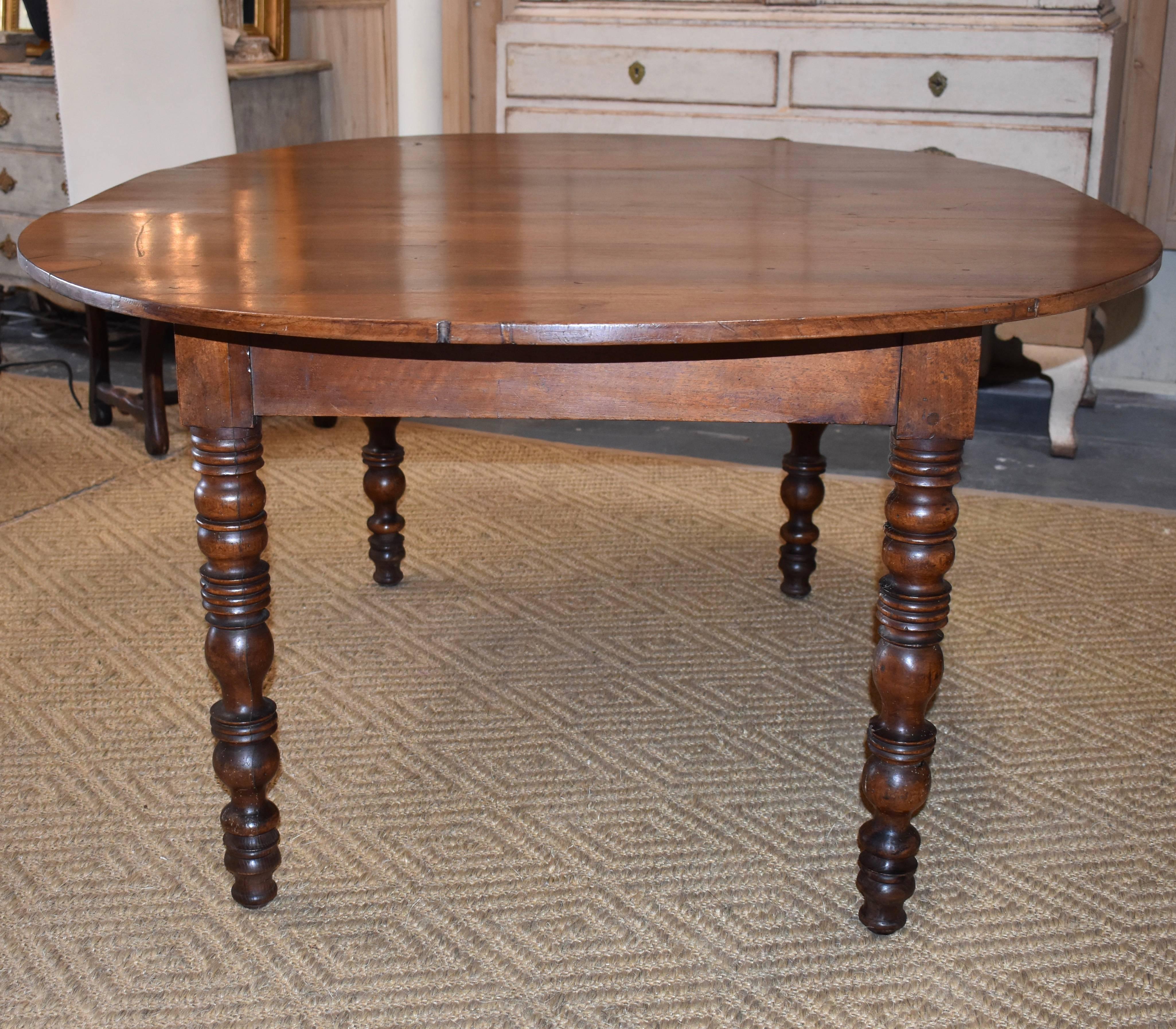 19th Century French Walnut Oval Dining Table In Good Condition For Sale In Encinitas, CA