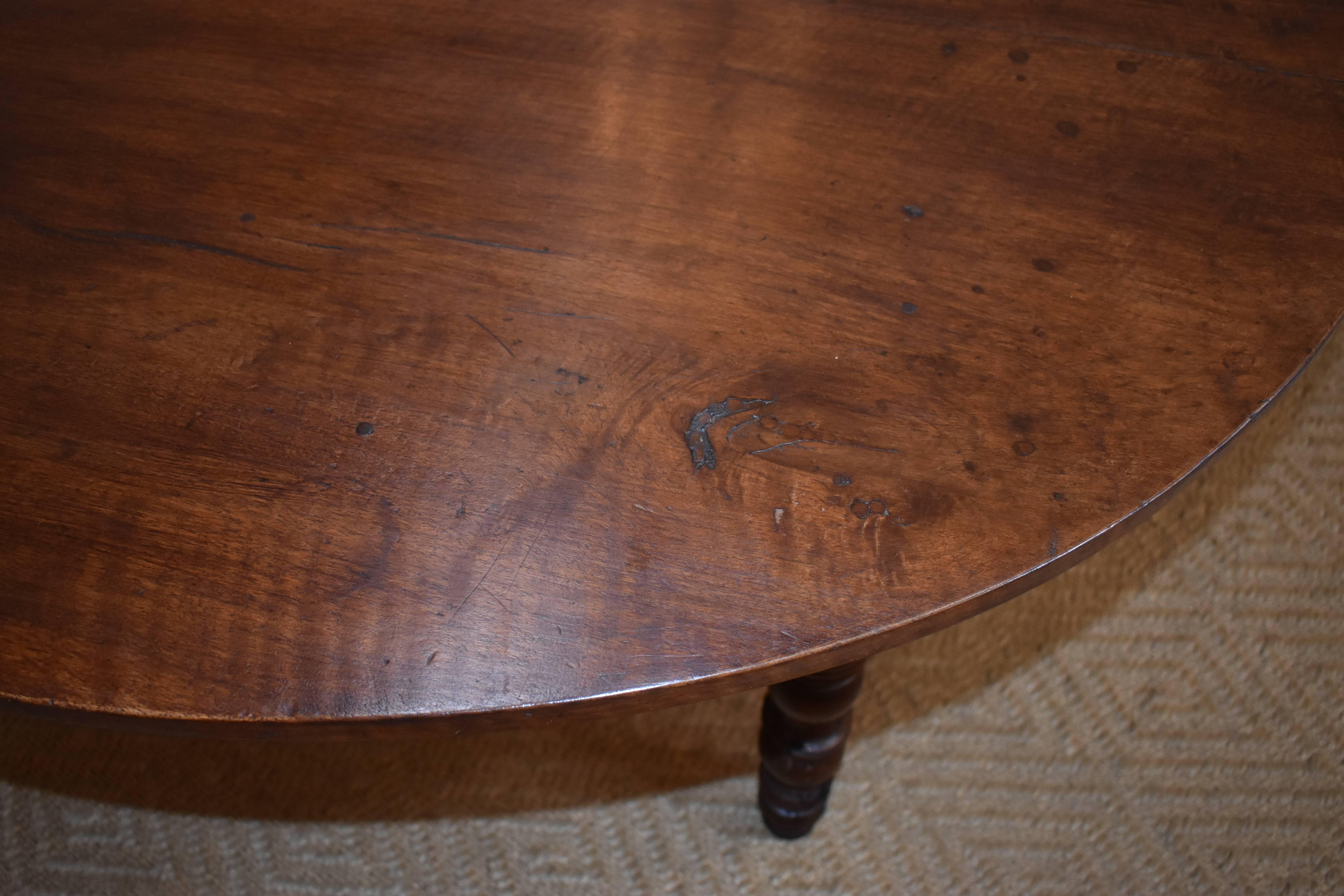 19th Century French Walnut Oval Dining Table For Sale 1