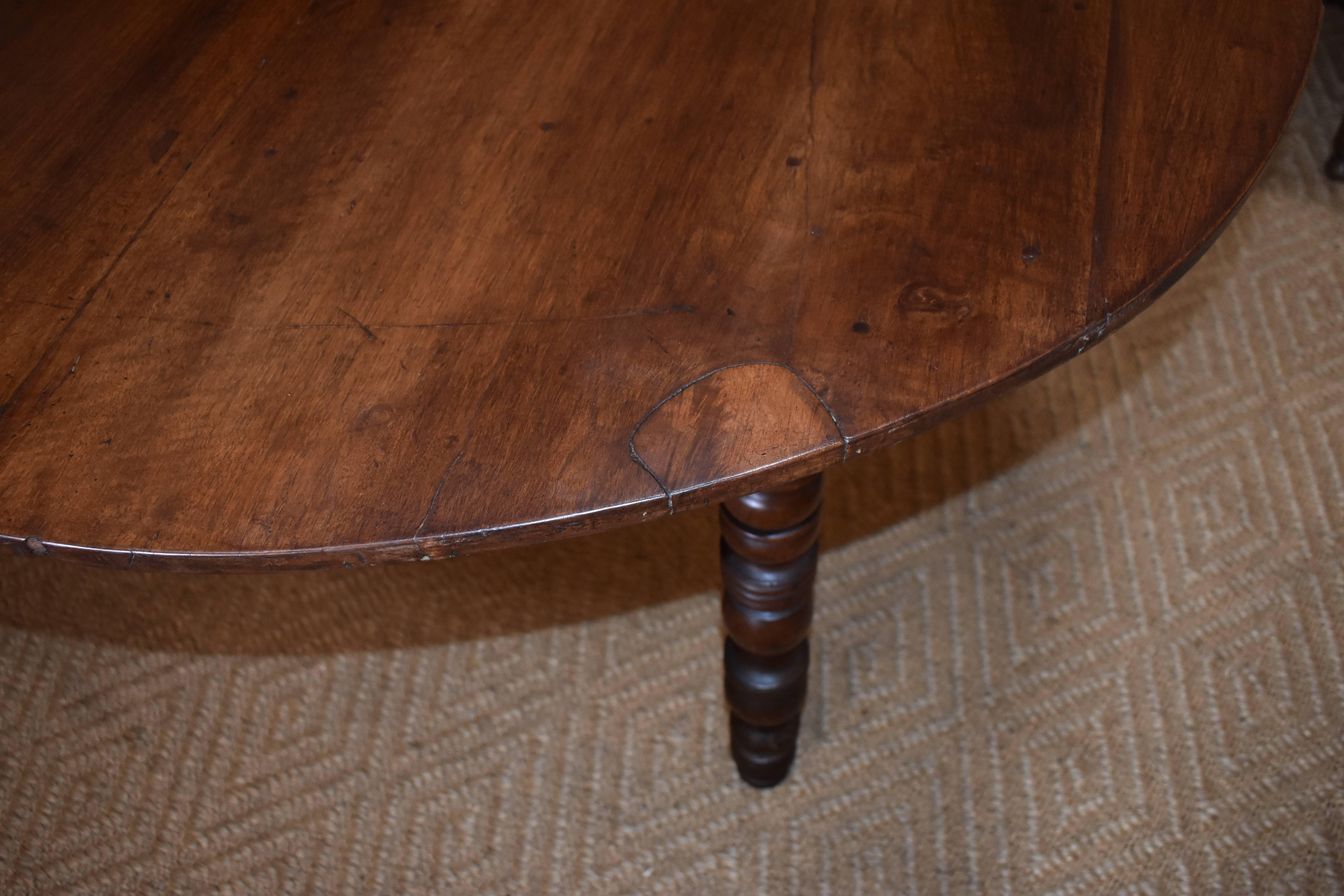 19th Century French Walnut Oval Dining Table For Sale 2