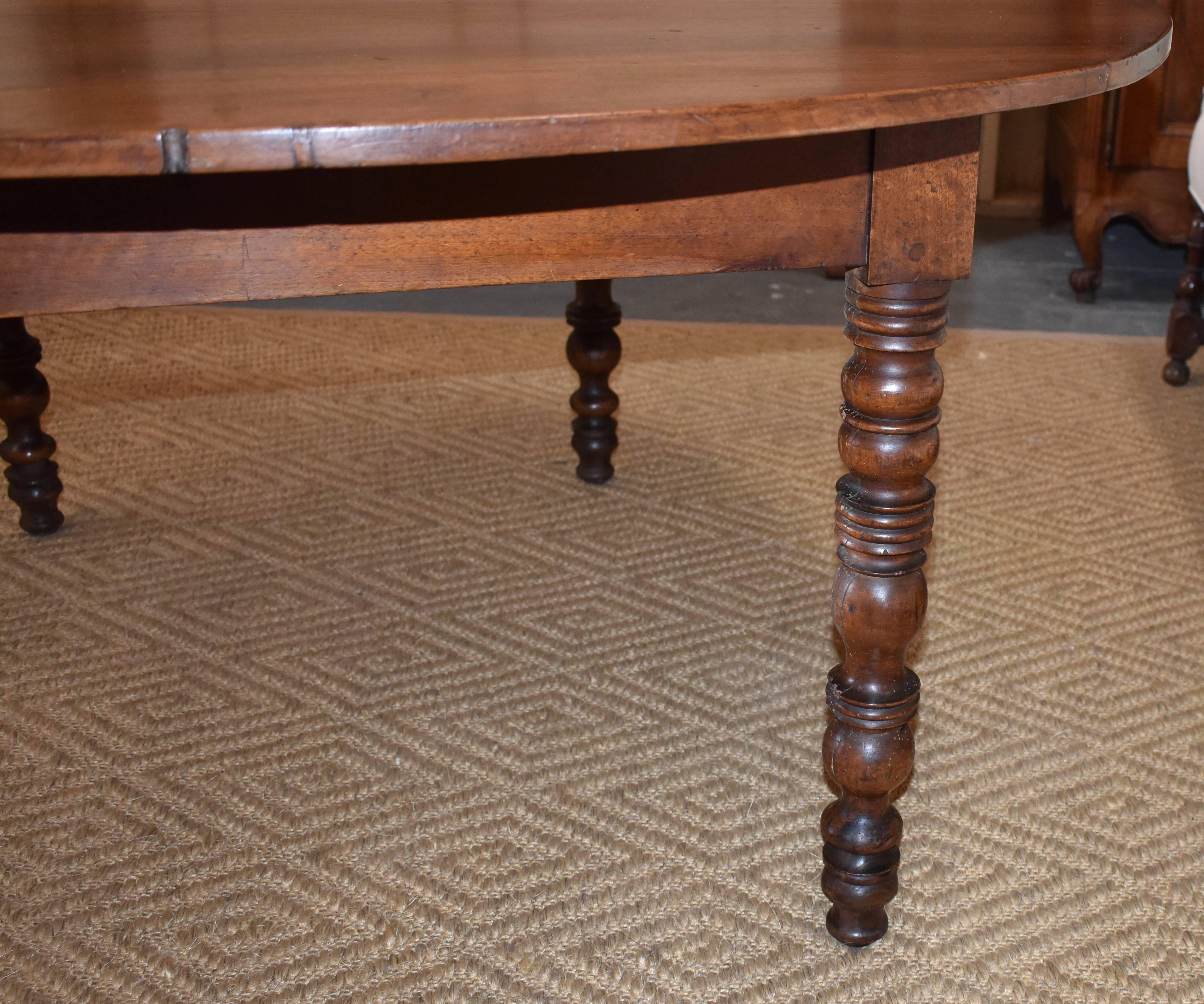 19th Century French Walnut Oval Dining Table For Sale 5