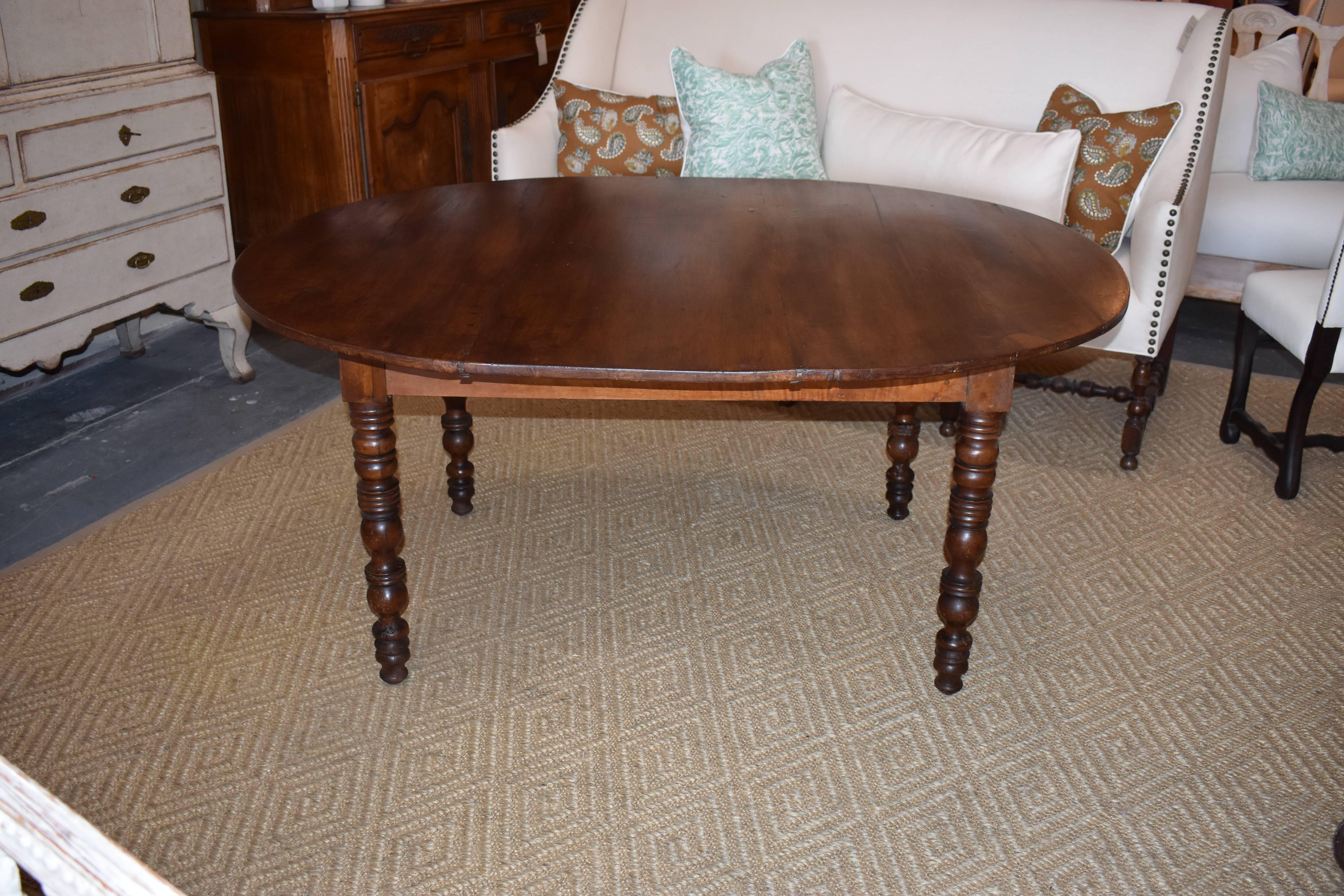 19th Century French Walnut Oval Dining Table For Sale 6