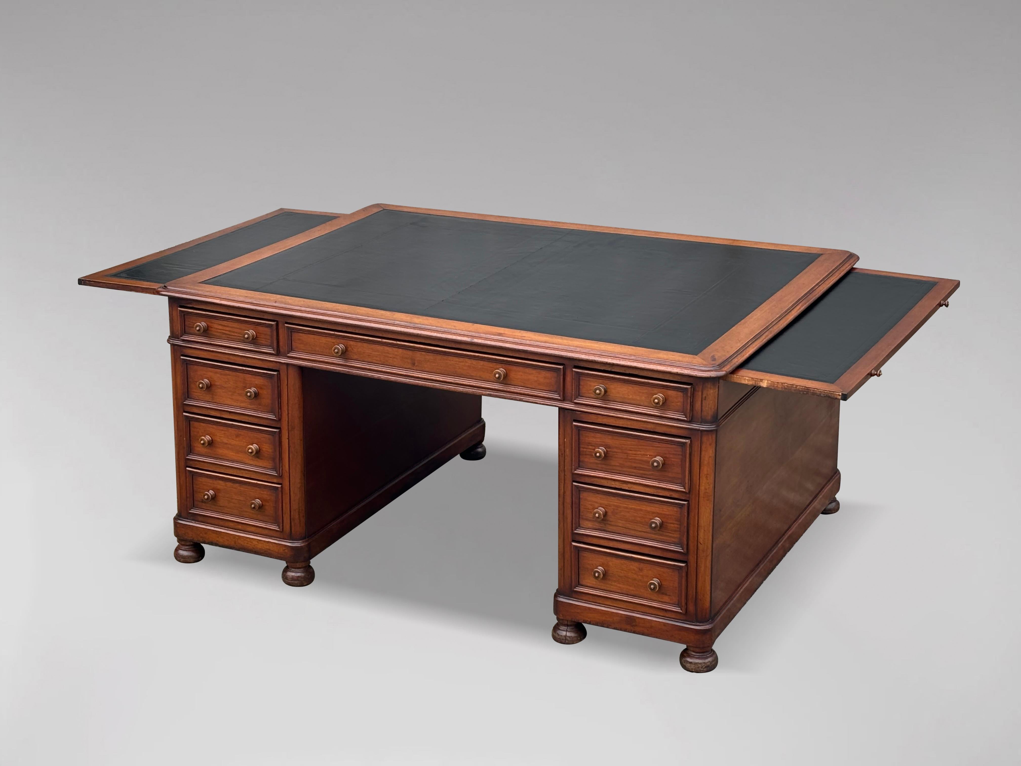 19th Century French Walnut Partners Pedestal Desk In Good Condition In Petworth,West Sussex, GB