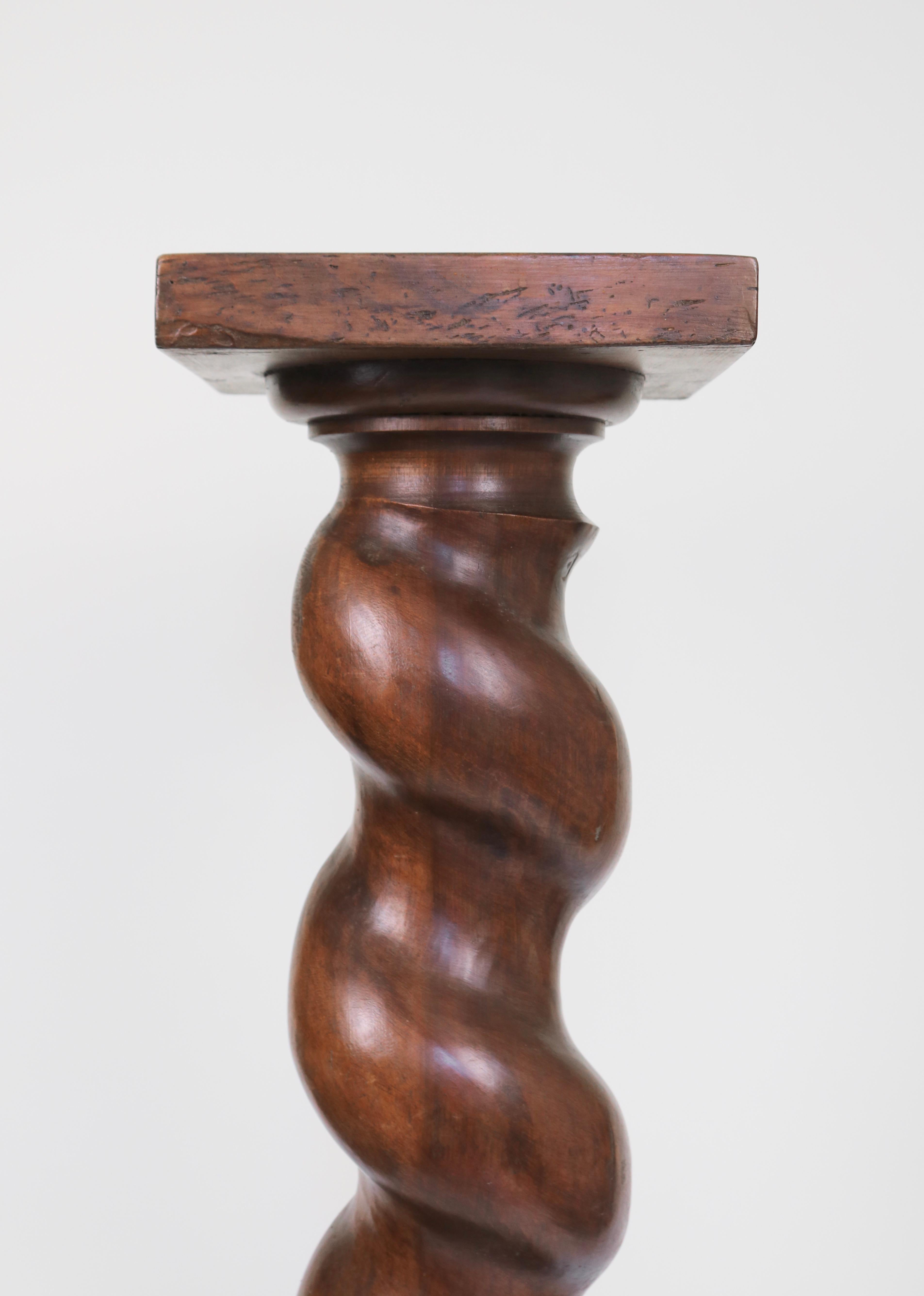 A tall pedestal with a solid walnut barley twist post and square top and bottom. A beautiful piece of French design in excellent vintage condition.

The walnut is rich and deep in colour.
A heavy and sturdy base that can hold weight.