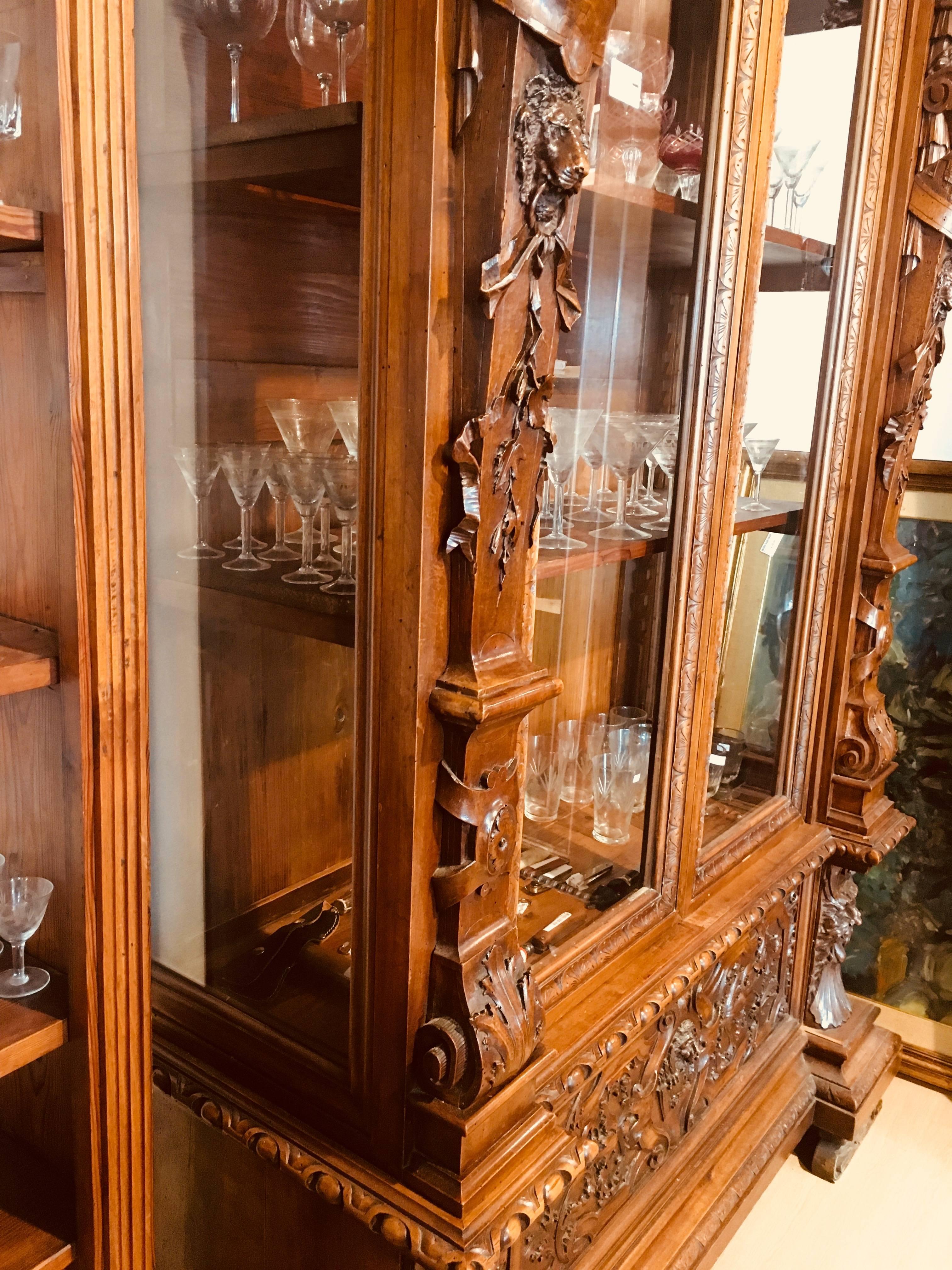 Sculpté à la main Grand meuble de rangement de style Renaissance du 19ème siècle en noyer français avec vitrines en cristal en vente