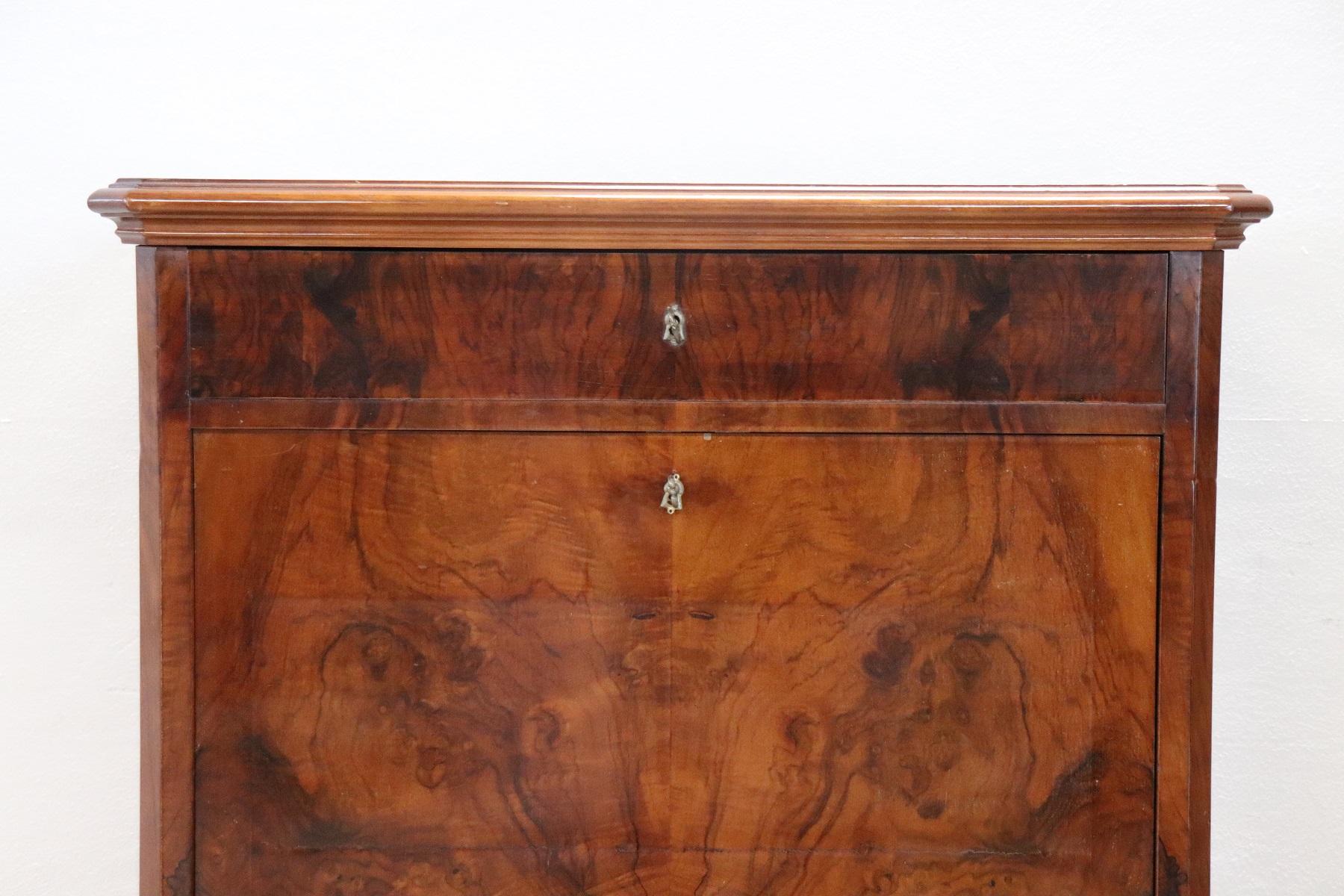 Beautiful French secretary characterized by a beautiful walnut veneer. Note the wood grain that draws a beautiful flame on the front. The plan opens and becomes a practical desk. Internally many useful drawers and an internal secret visible in