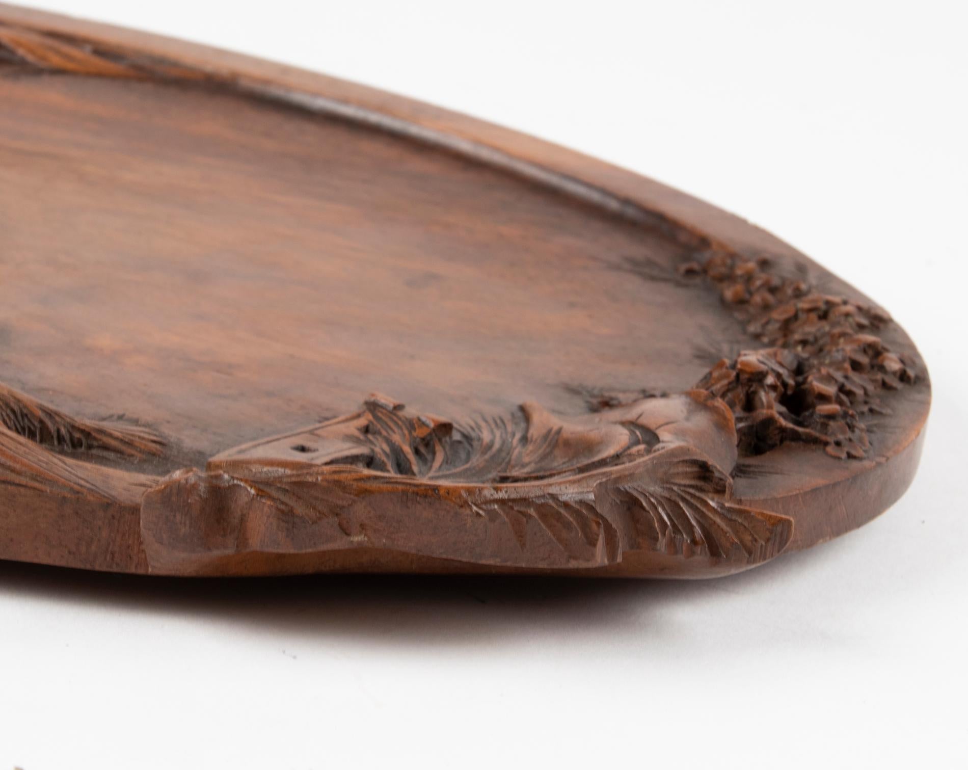 19th Century French Walnut Serving Tray with Great Carving In Good Condition For Sale In Casteren, Noord-Brabant