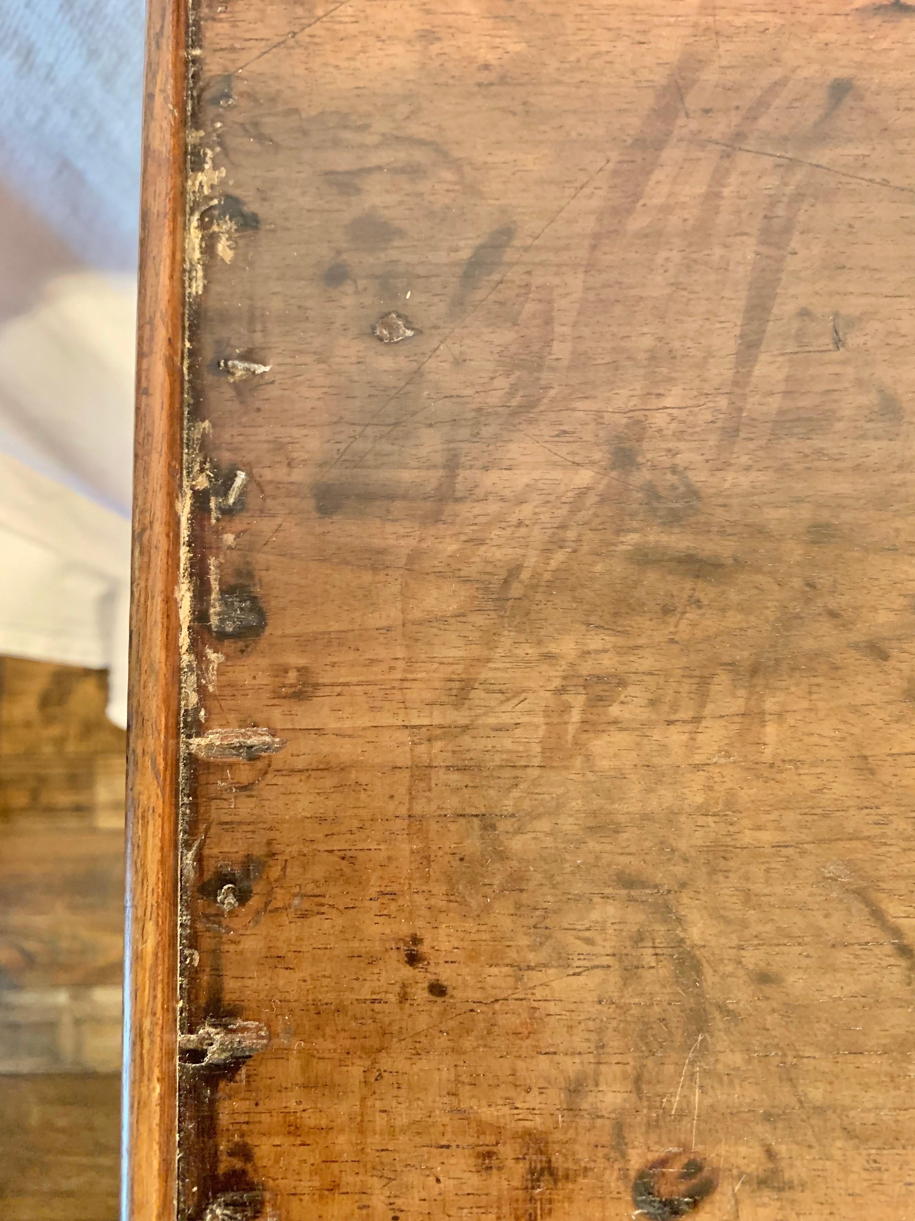 Table d'appoint en noyer français du XIXe siècle en vente 4