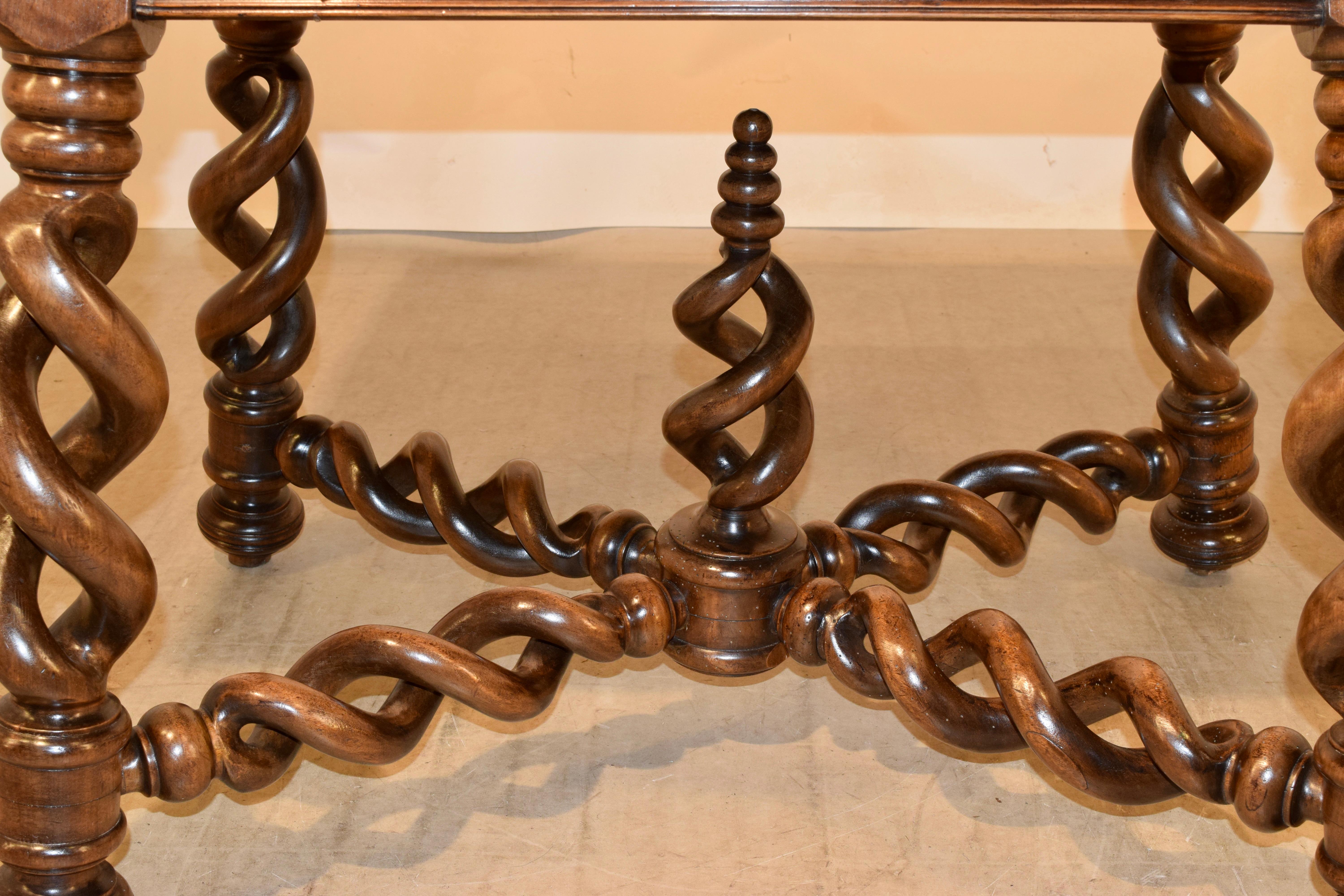 Table d'appoint française en noyer du XIXe siècle en vente 4