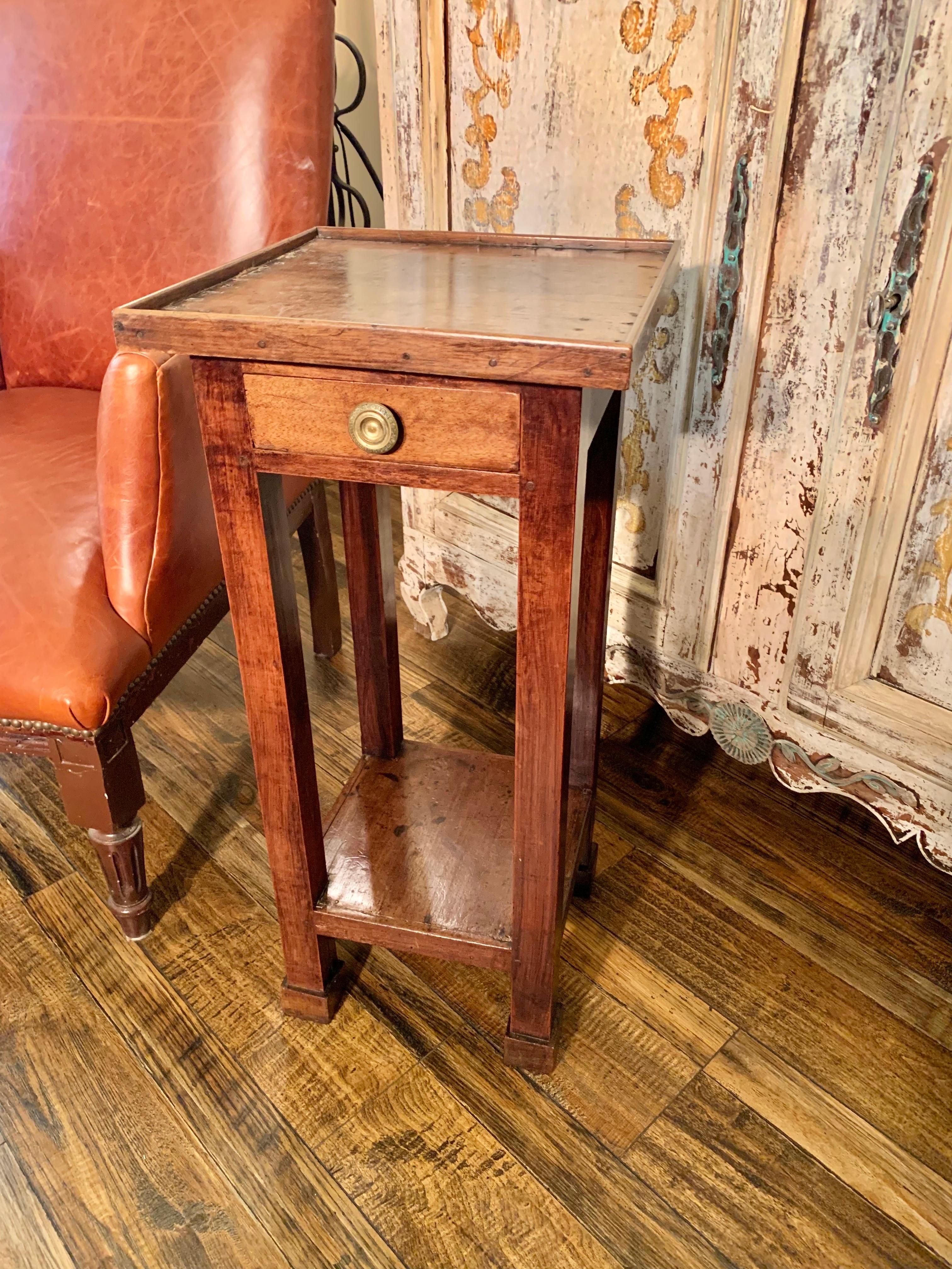 Table d'appoint en noyer français du XIXe siècle en vente 5