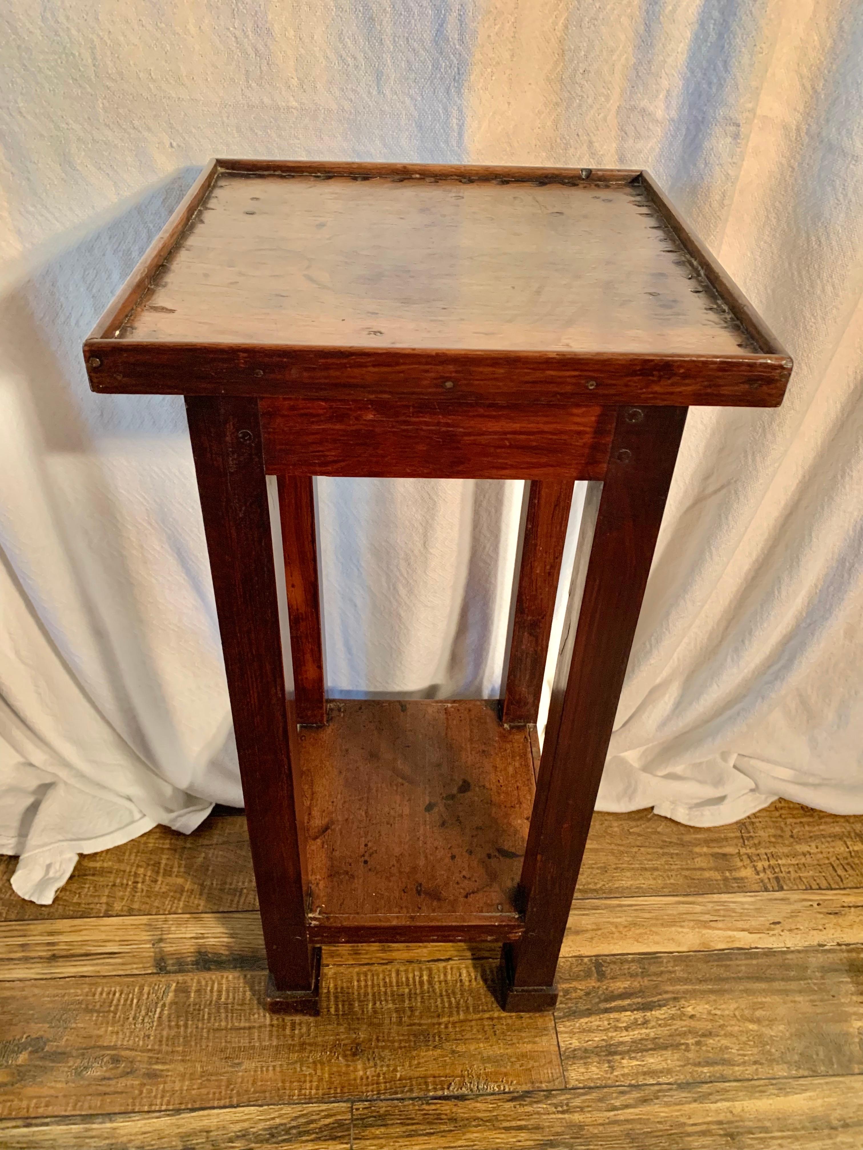 Table d'appoint en noyer français du XIXe siècle en vente 6