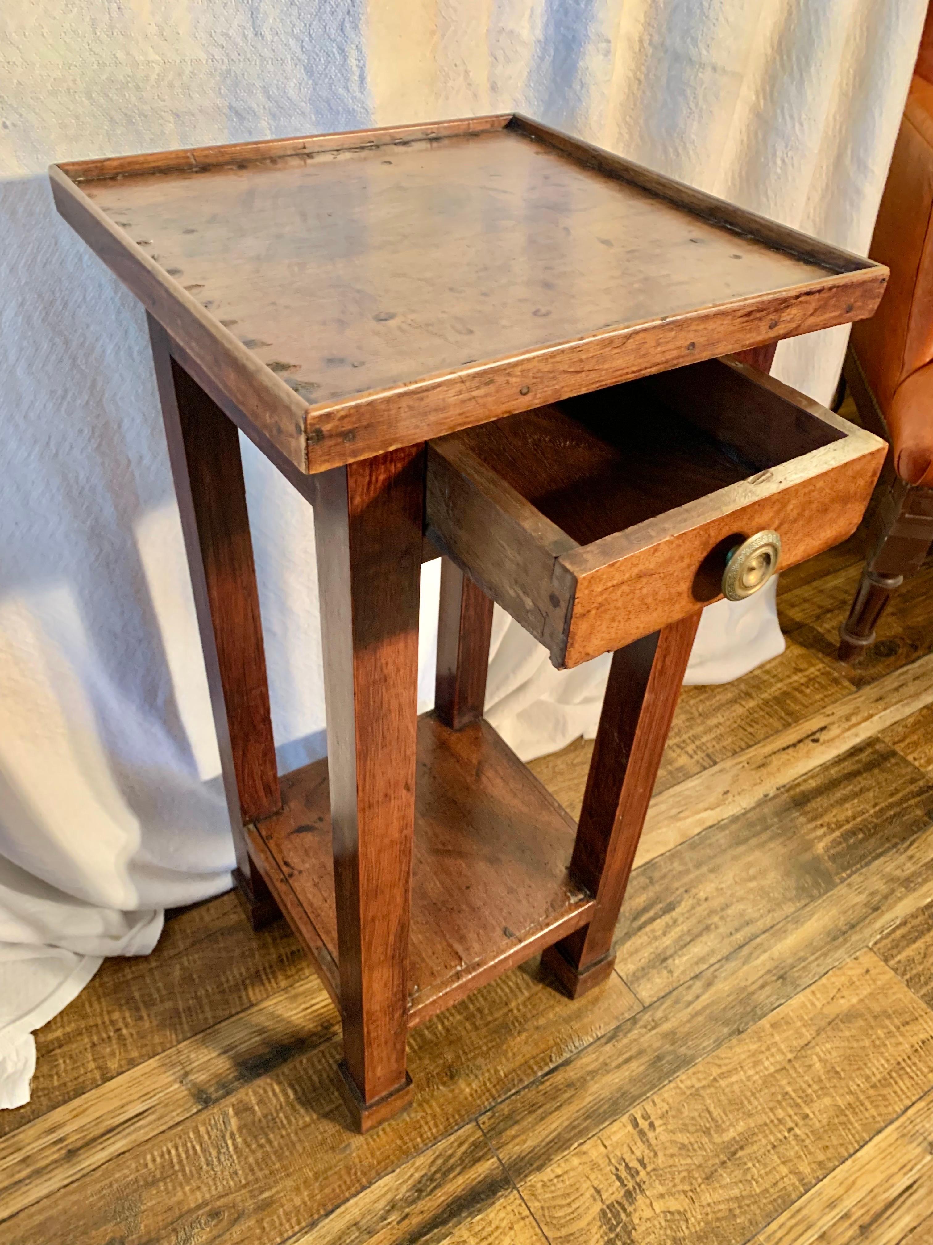 Table d'appoint en noyer français du XIXe siècle en vente 7