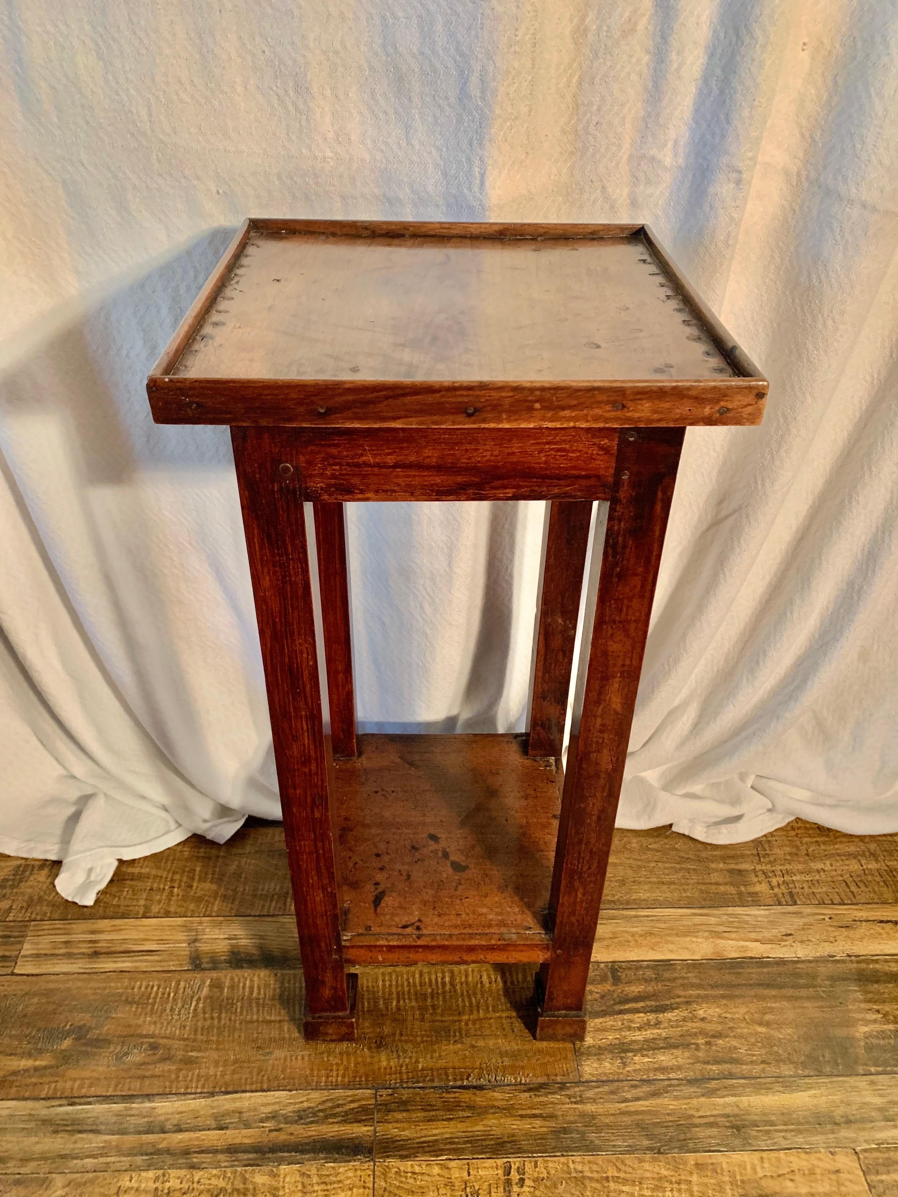 Table d'appoint en noyer français du XIXe siècle en vente 8