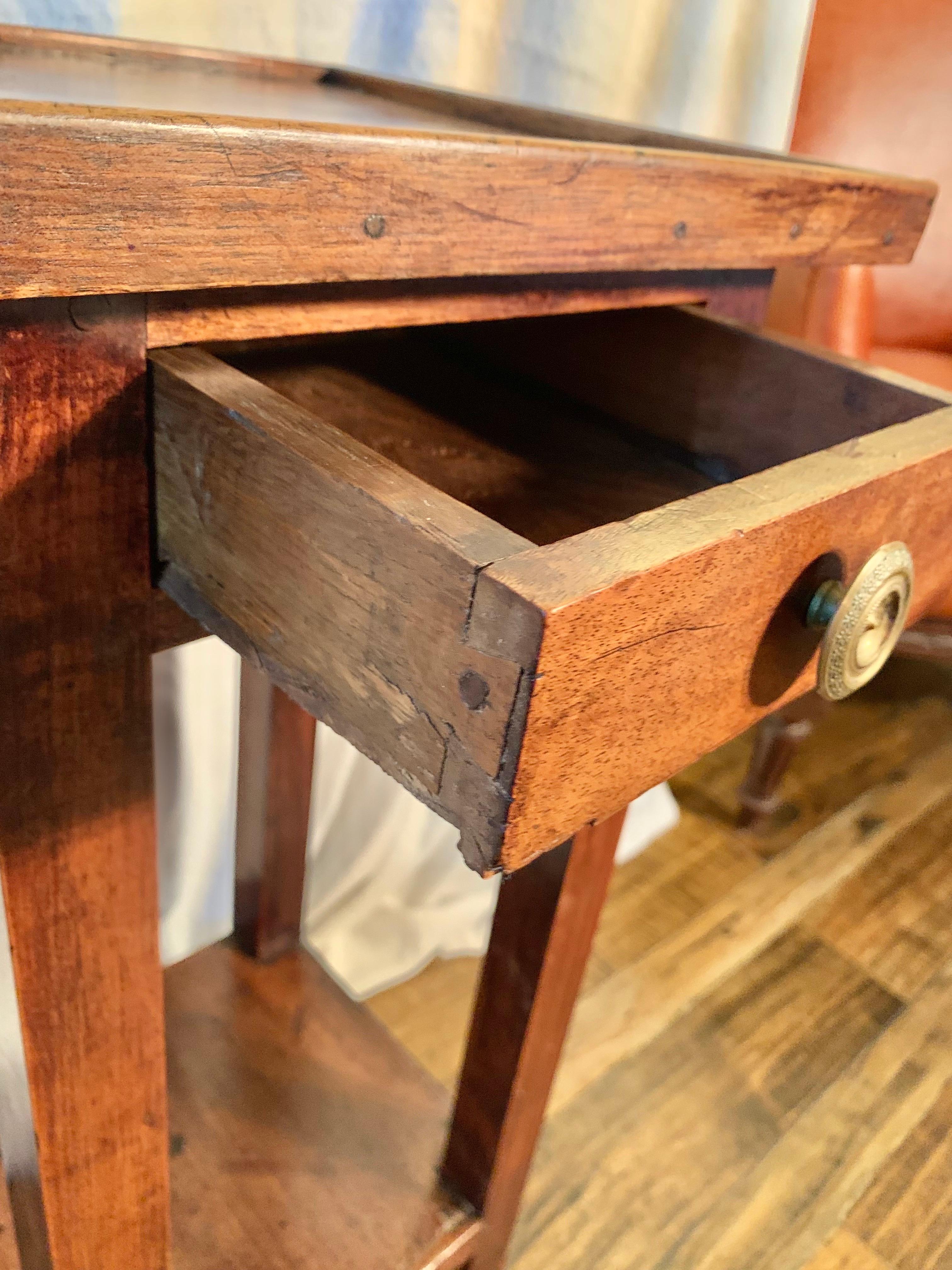 Table d'appoint en noyer français du XIXe siècle en vente 9