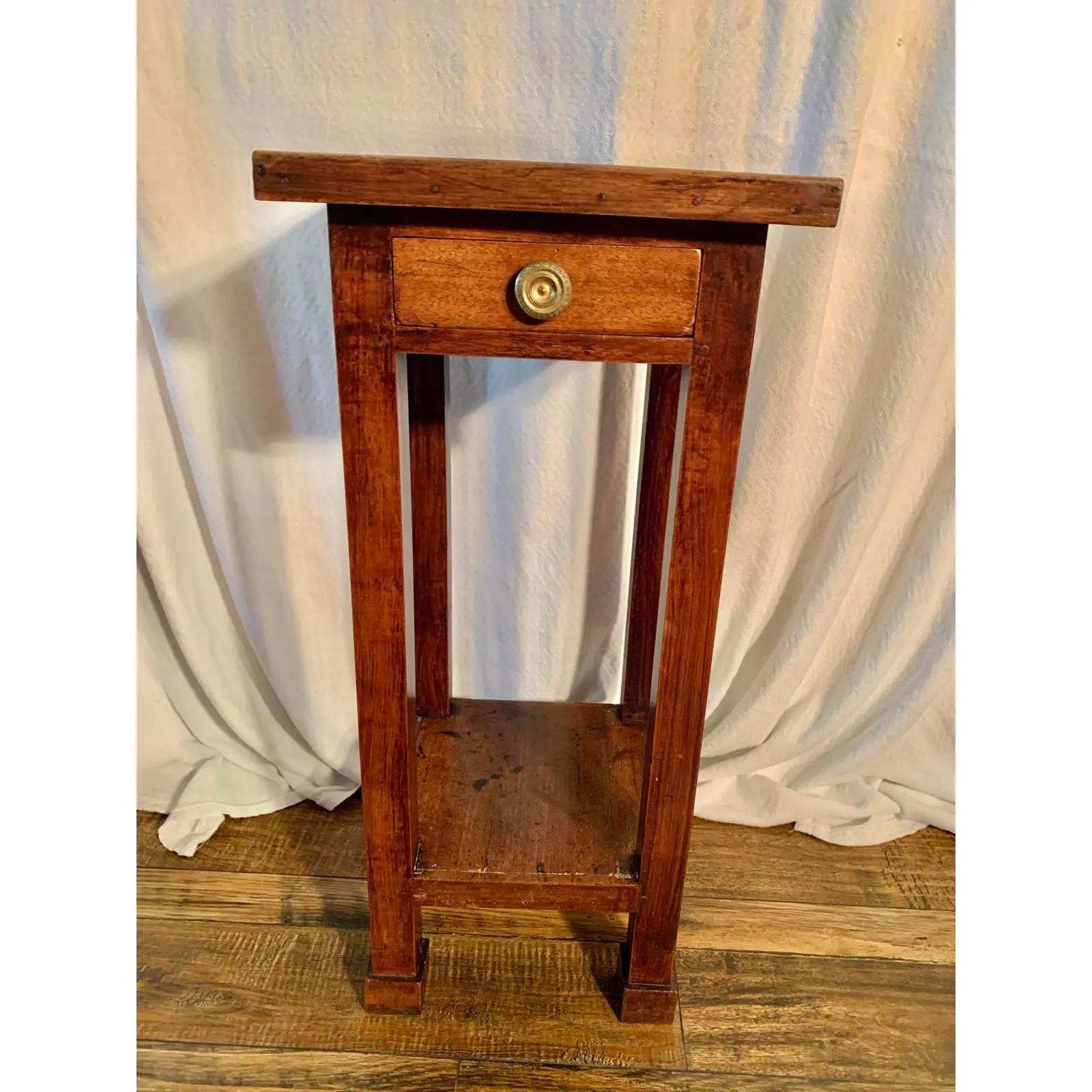 Table d'appoint en noyer français du XIXe siècle en vente 10