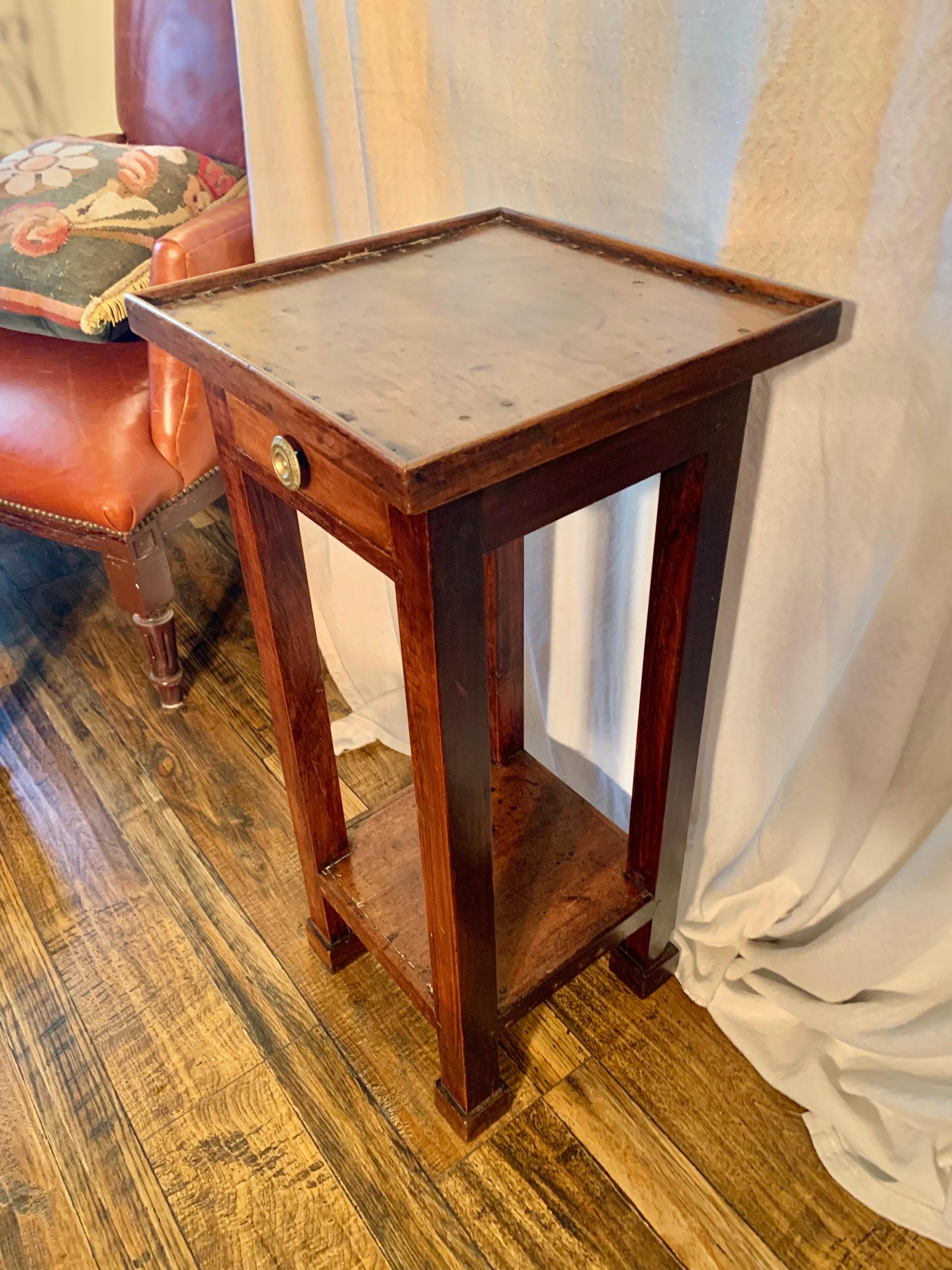 Français Table d'appoint en noyer français du XIXe siècle en vente