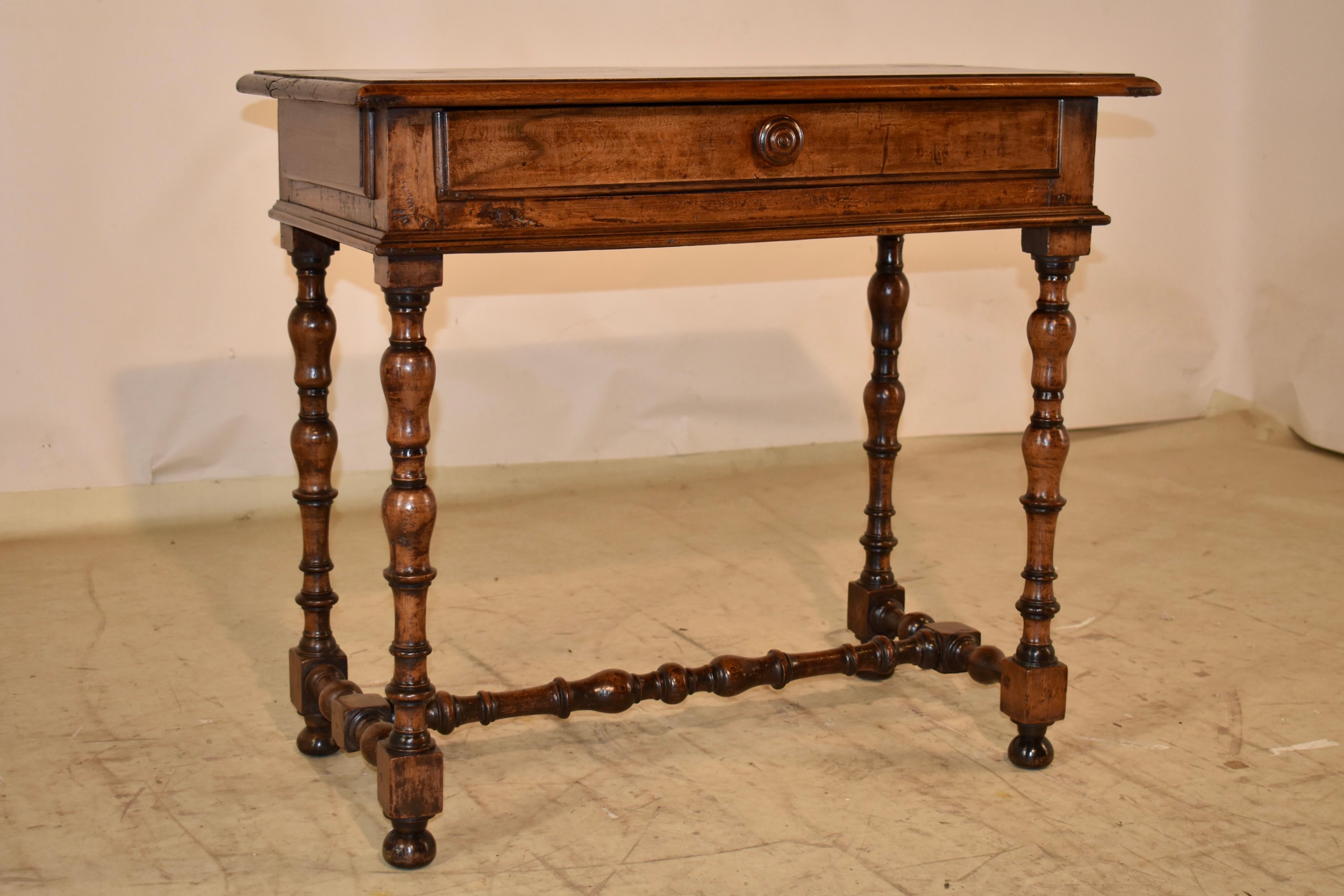 Louis-Philippe Table d'appoint en noyer français du XIXe siècle en vente