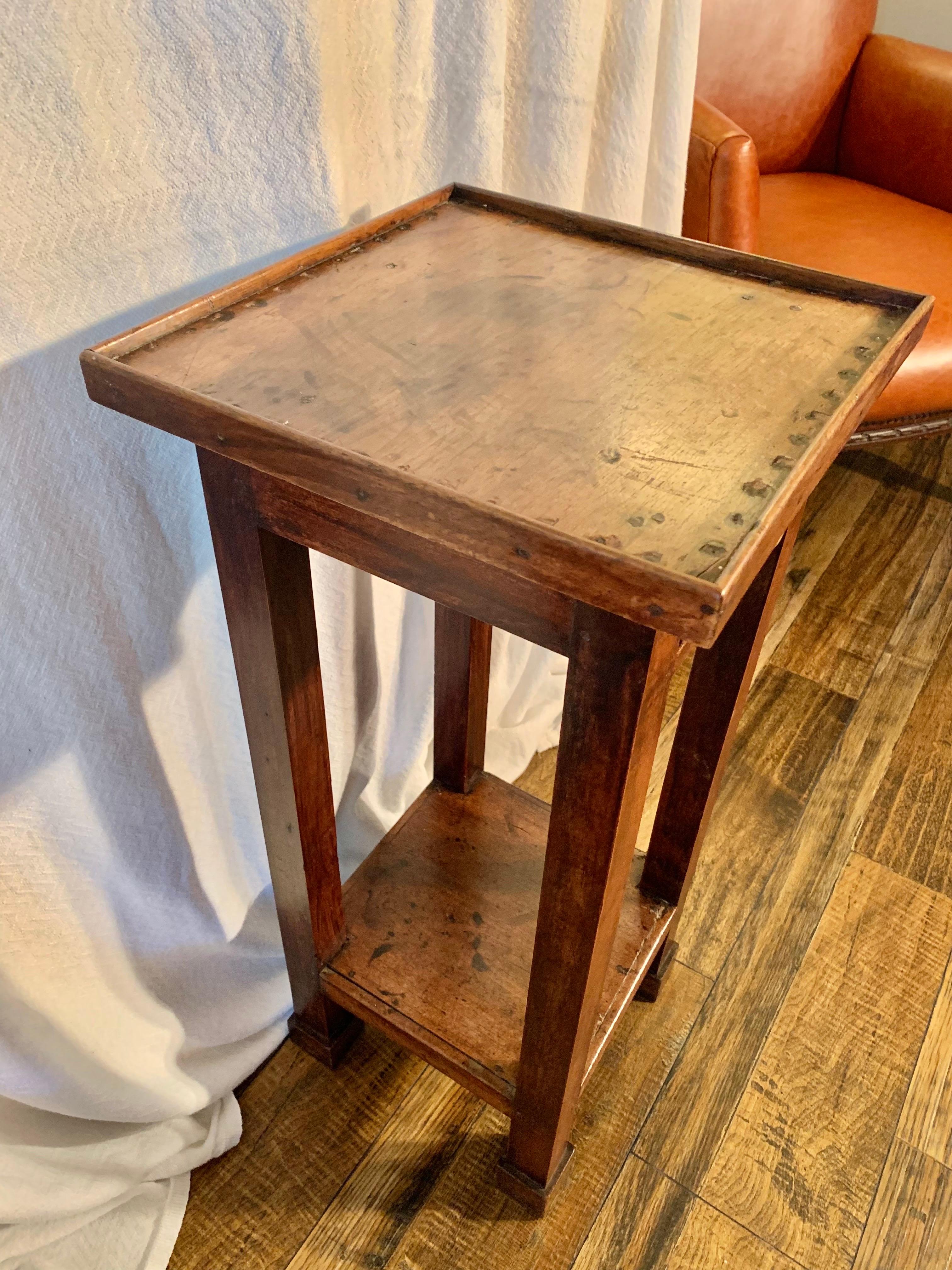 Fait main Table d'appoint en noyer français du XIXe siècle en vente