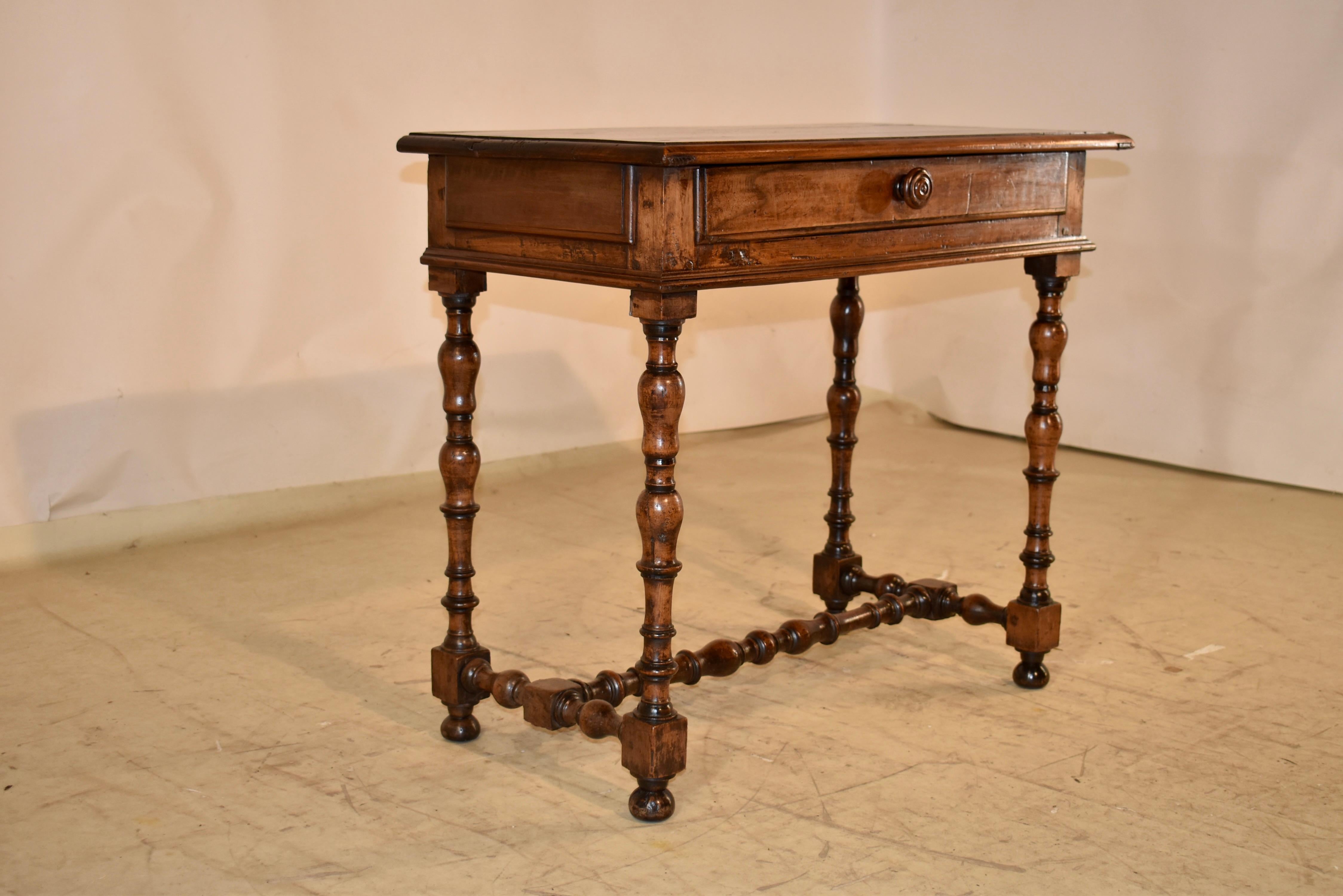Français Table d'appoint en noyer français du XIXe siècle en vente