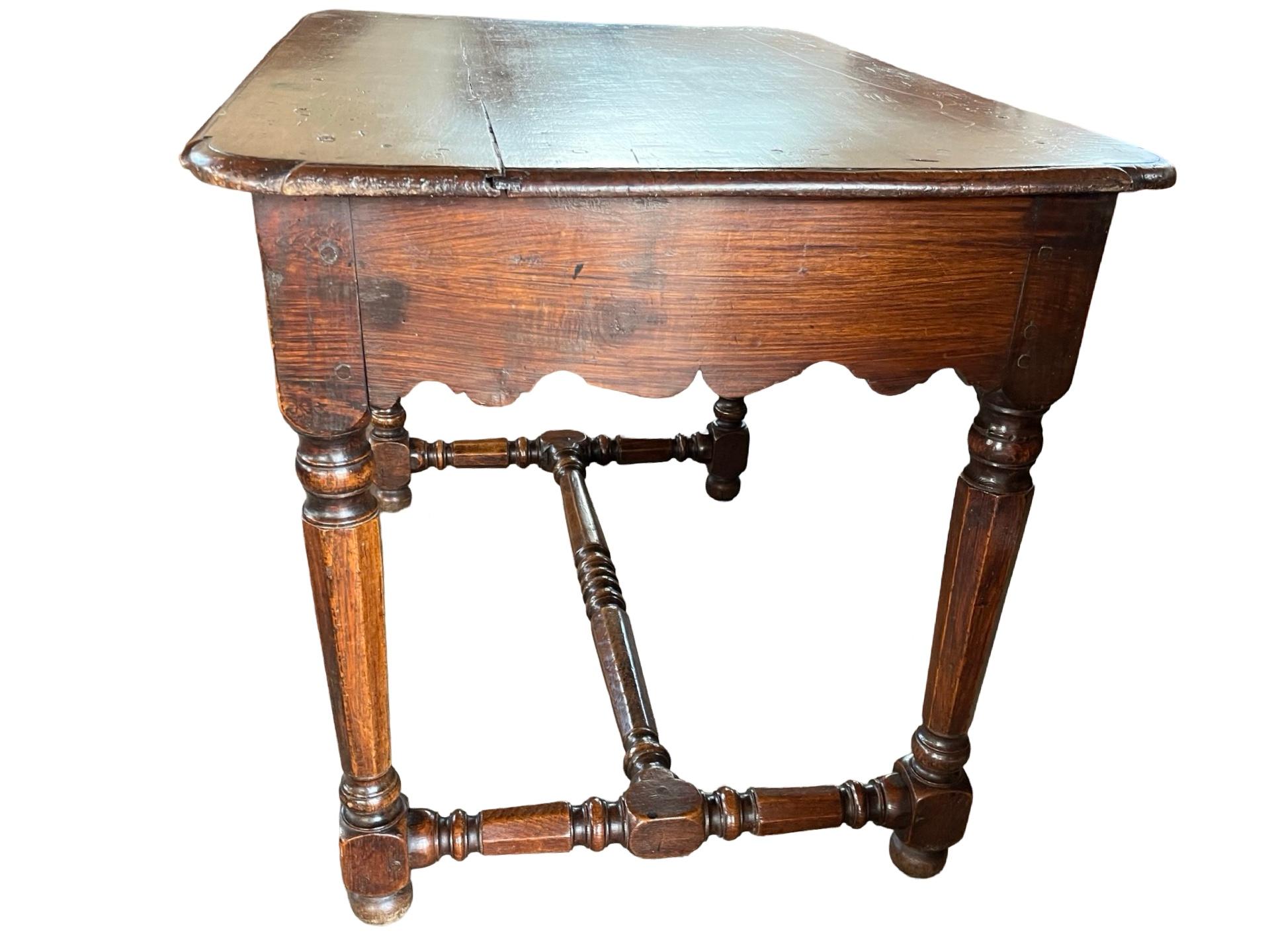 19th Century French Walnut Side Table In Good Condition For Sale In Viterbo, VT