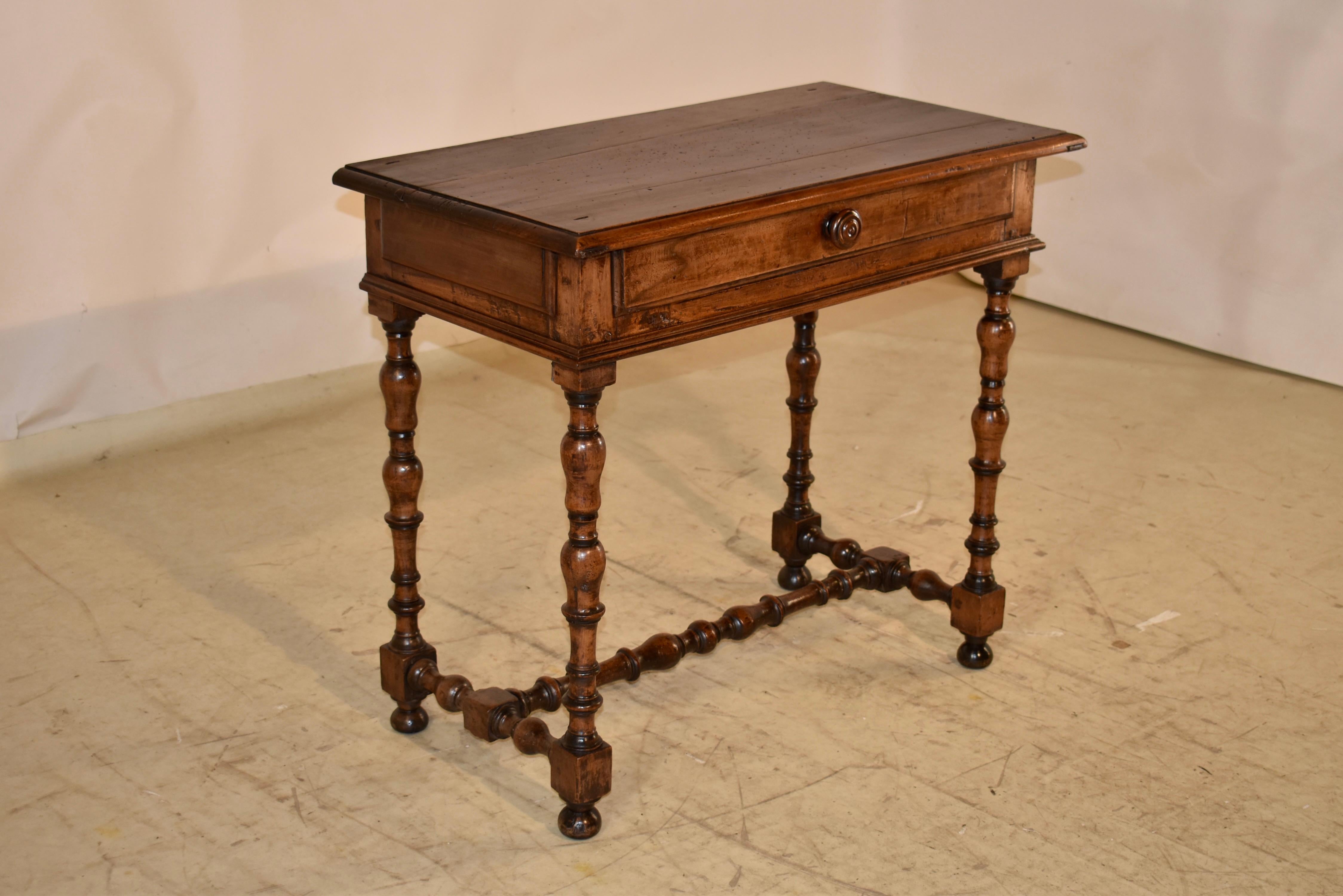 Tourné Table d'appoint en noyer français du XIXe siècle en vente