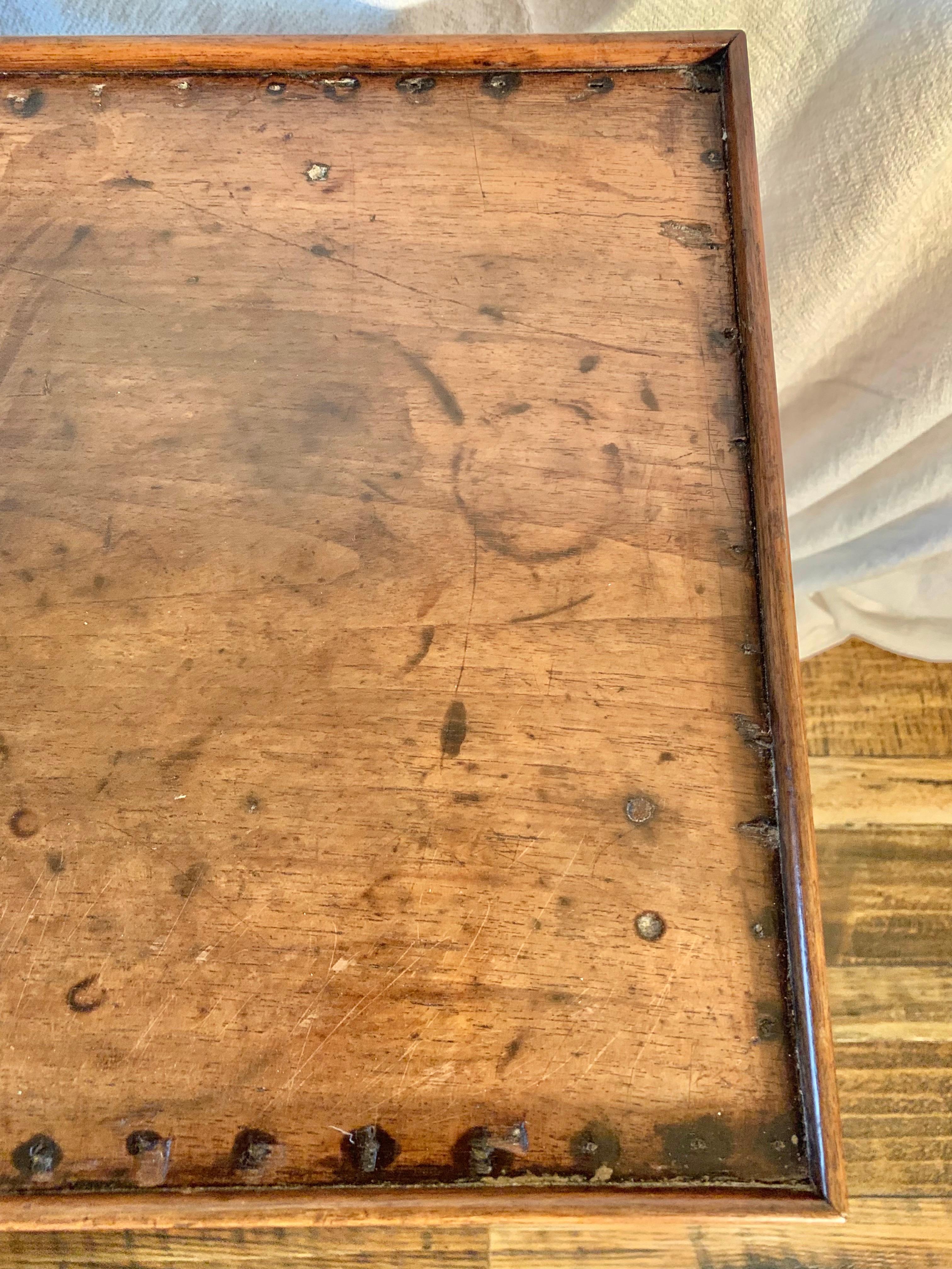 Laiton Table d'appoint en noyer français du XIXe siècle en vente