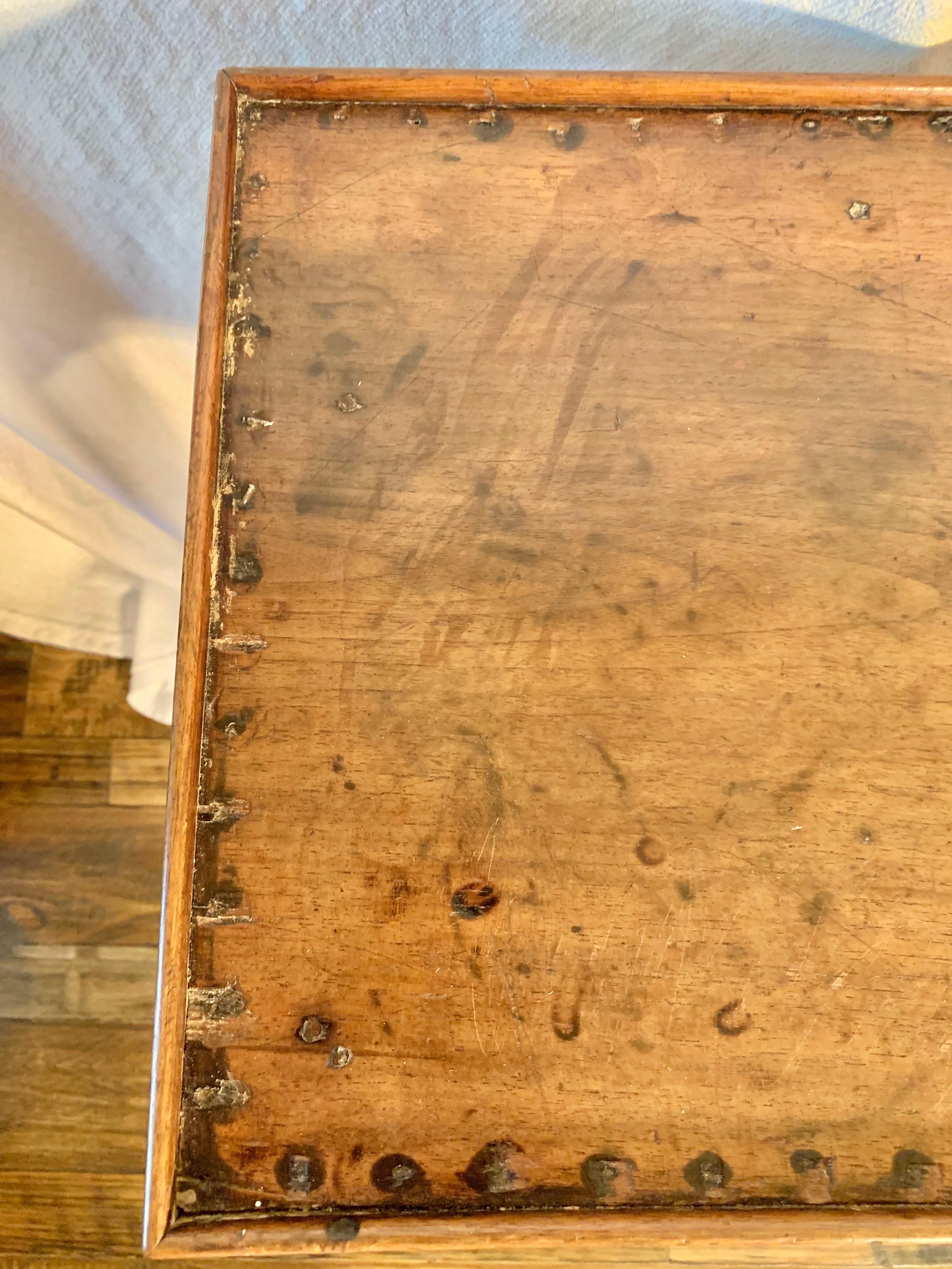 Table d'appoint en noyer français du XIXe siècle en vente 1