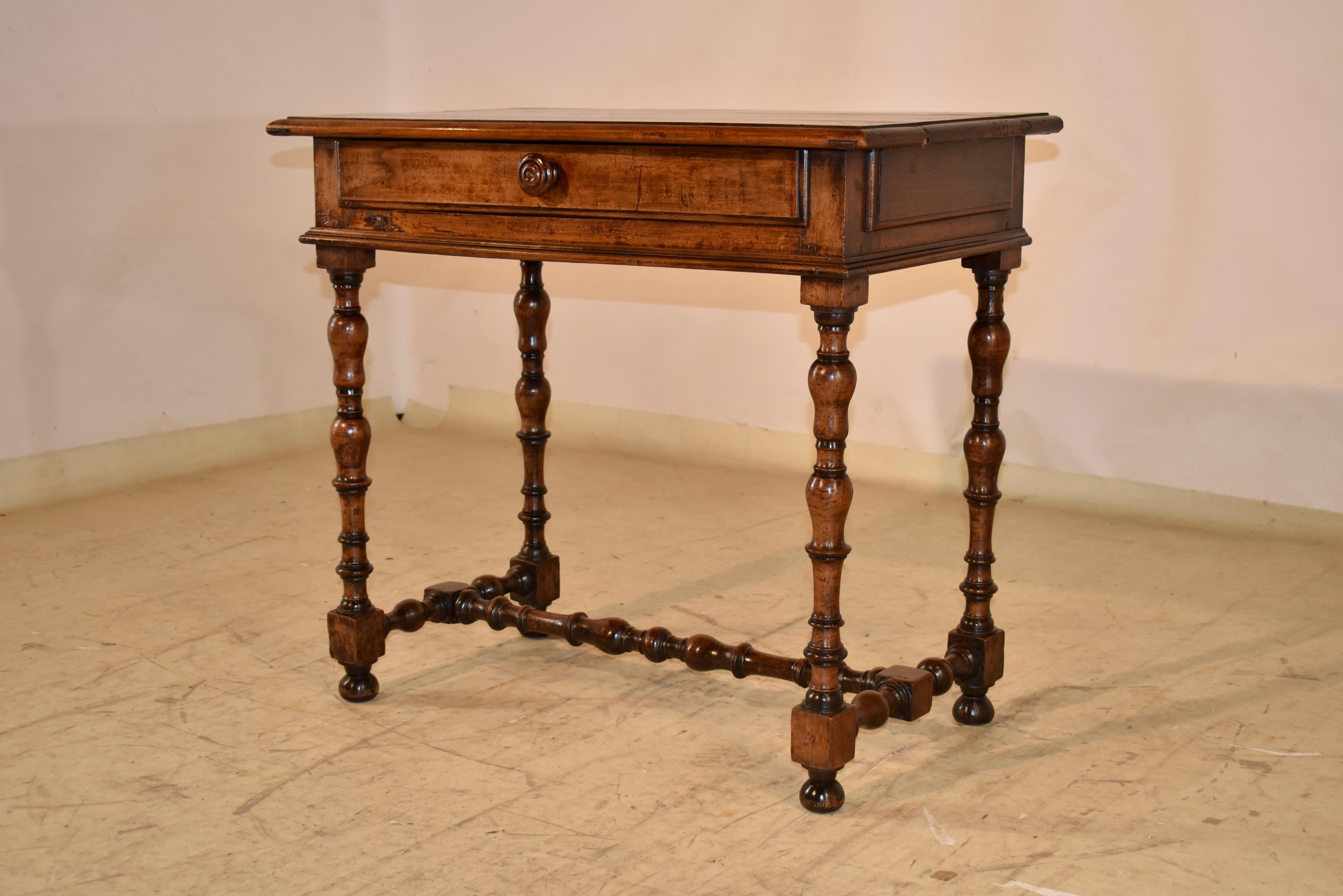 Noyer Table d'appoint en noyer français du XIXe siècle en vente